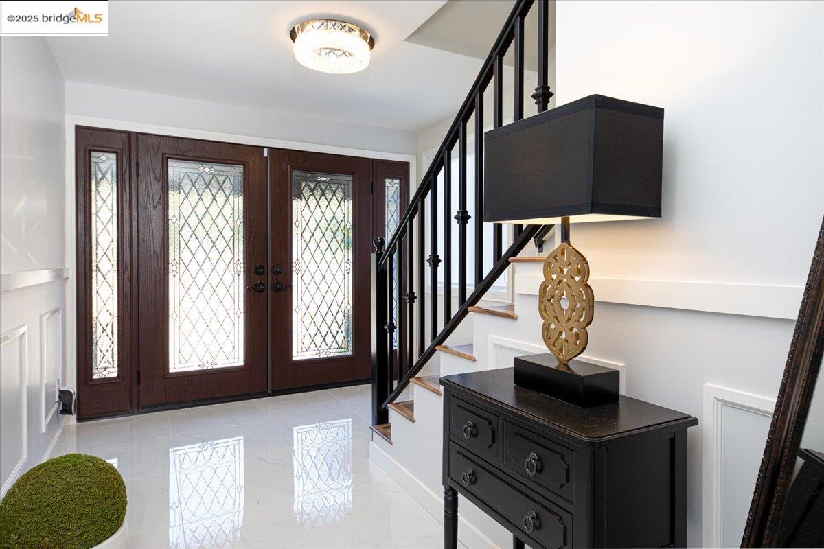 Detail Gallery Image 5 of 31 For 9400 Mountain Blvd, Oakland,  CA 94605 - 5 Beds | 3 Baths