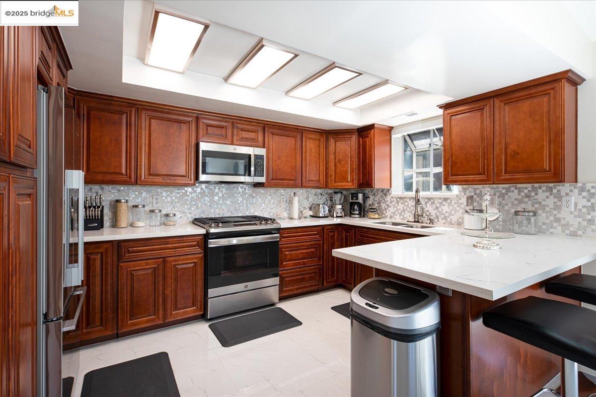 Detail Gallery Image 10 of 31 For 9400 Mountain Blvd, Oakland,  CA 94605 - 5 Beds | 3 Baths