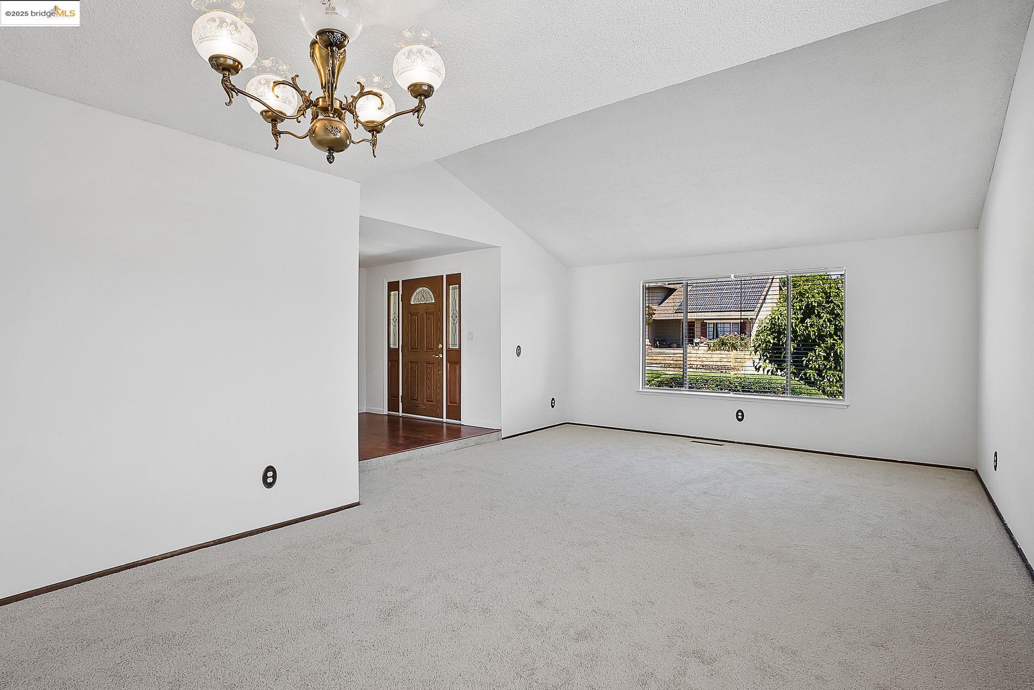 Detail Gallery Image 4 of 26 For 2125 Robles Dr, Antioch,  CA 94509 - 4 Beds | 2/1 Baths