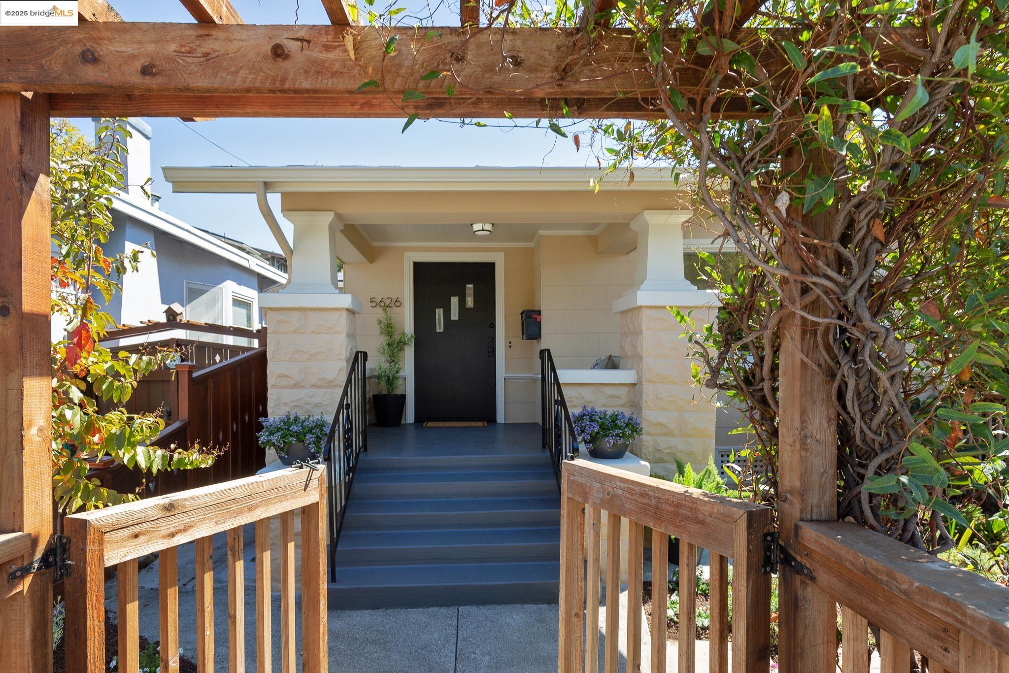 Detail Gallery Image 3 of 45 For 5626 Broadway, Oakland,  CA 94610 - 3 Beds | 1 Baths