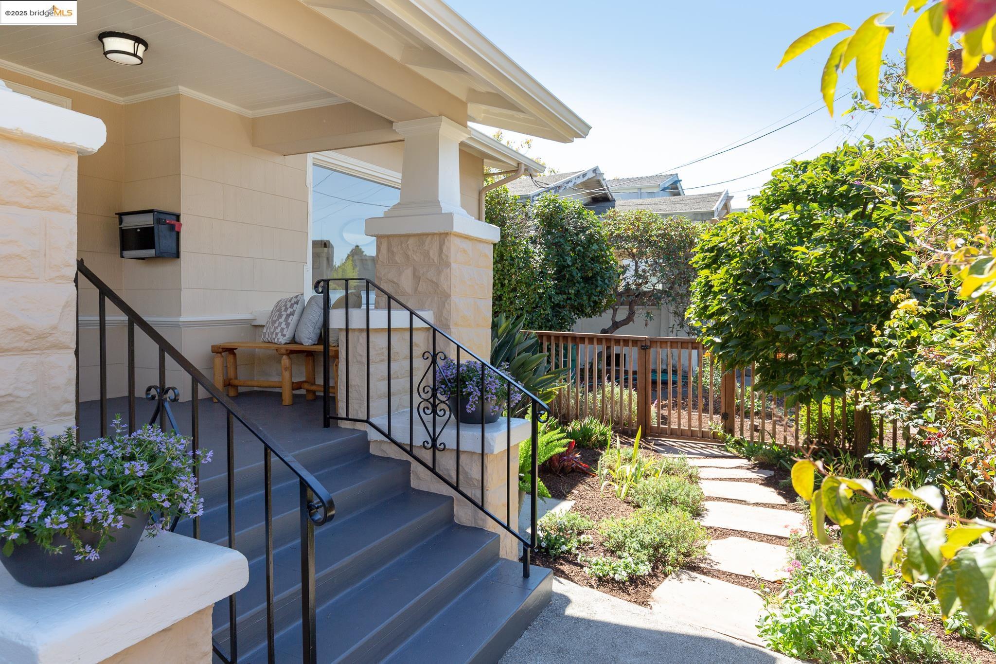 Detail Gallery Image 4 of 45 For 5626 Broadway, Oakland,  CA 94610 - 3 Beds | 1 Baths