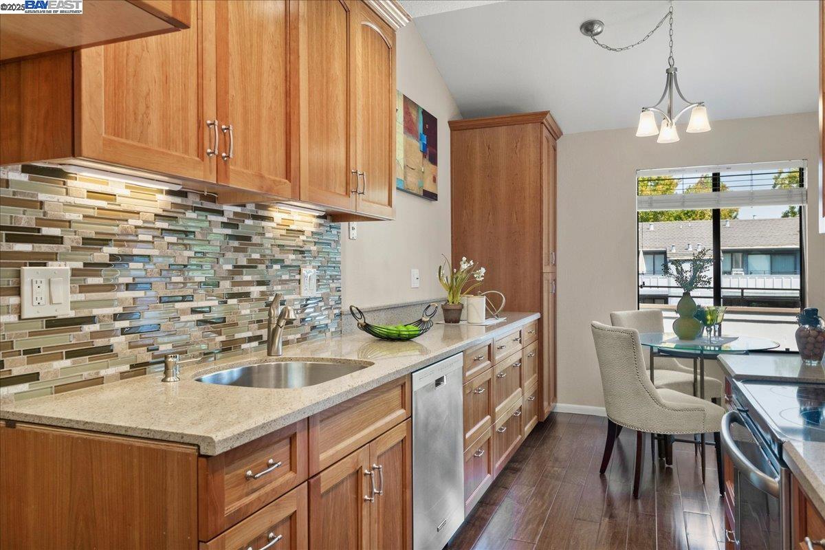 Detail Gallery Image 2 of 16 For 6318 Joaquin Murieta Ave #F,  Newark,  CA 94560 - 1 Beds | 1 Baths