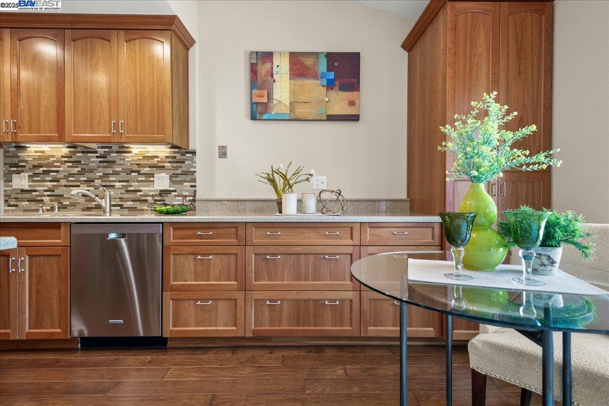 Detail Gallery Image 3 of 16 For 6318 Joaquin Murieta Ave #F,  Newark,  CA 94560 - 1 Beds | 1 Baths