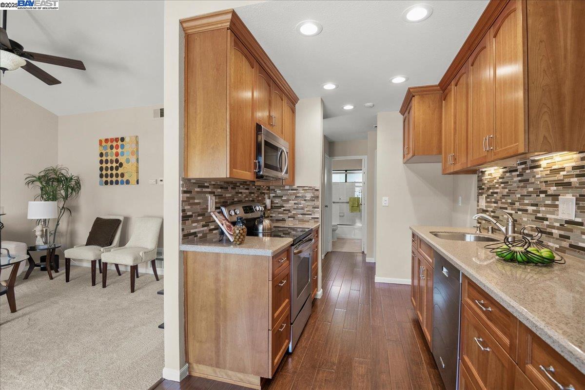 Detail Gallery Image 4 of 16 For 6318 Joaquin Murieta Ave #F,  Newark,  CA 94560 - 1 Beds | 1 Baths