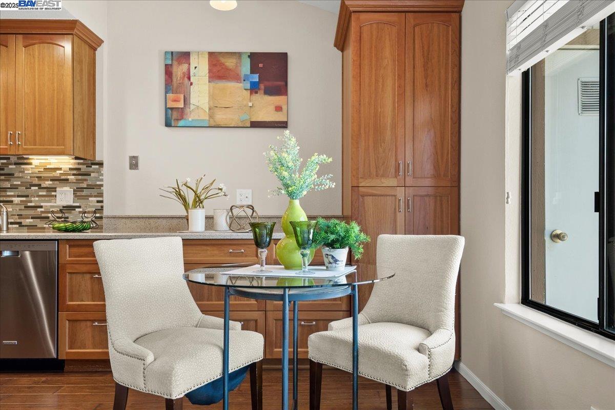 Detail Gallery Image 5 of 16 For 6318 Joaquin Murieta Ave #F,  Newark,  CA 94560 - 1 Beds | 1 Baths