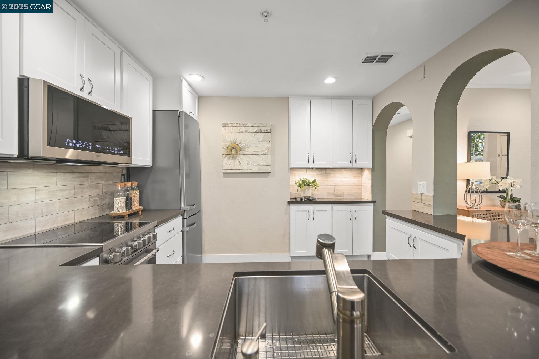 Detail Gallery Image 8 of 33 For 46 Danville Oak Place a,  Danville,  CA 94526 - 2 Beds | 2 Baths