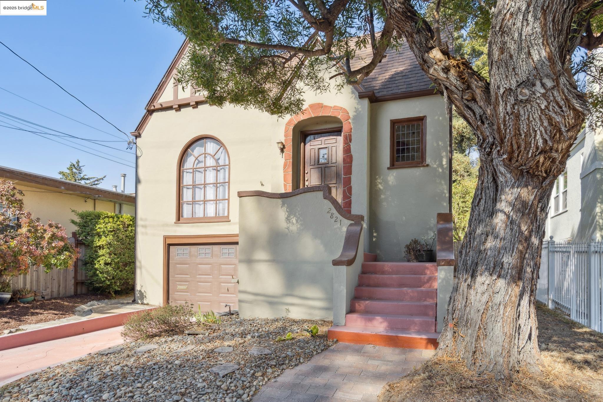 Detail Gallery Image 2 of 41 For 2821 25th Ave, Oakland,  CA 94601 - 3 Beds | 1 Baths