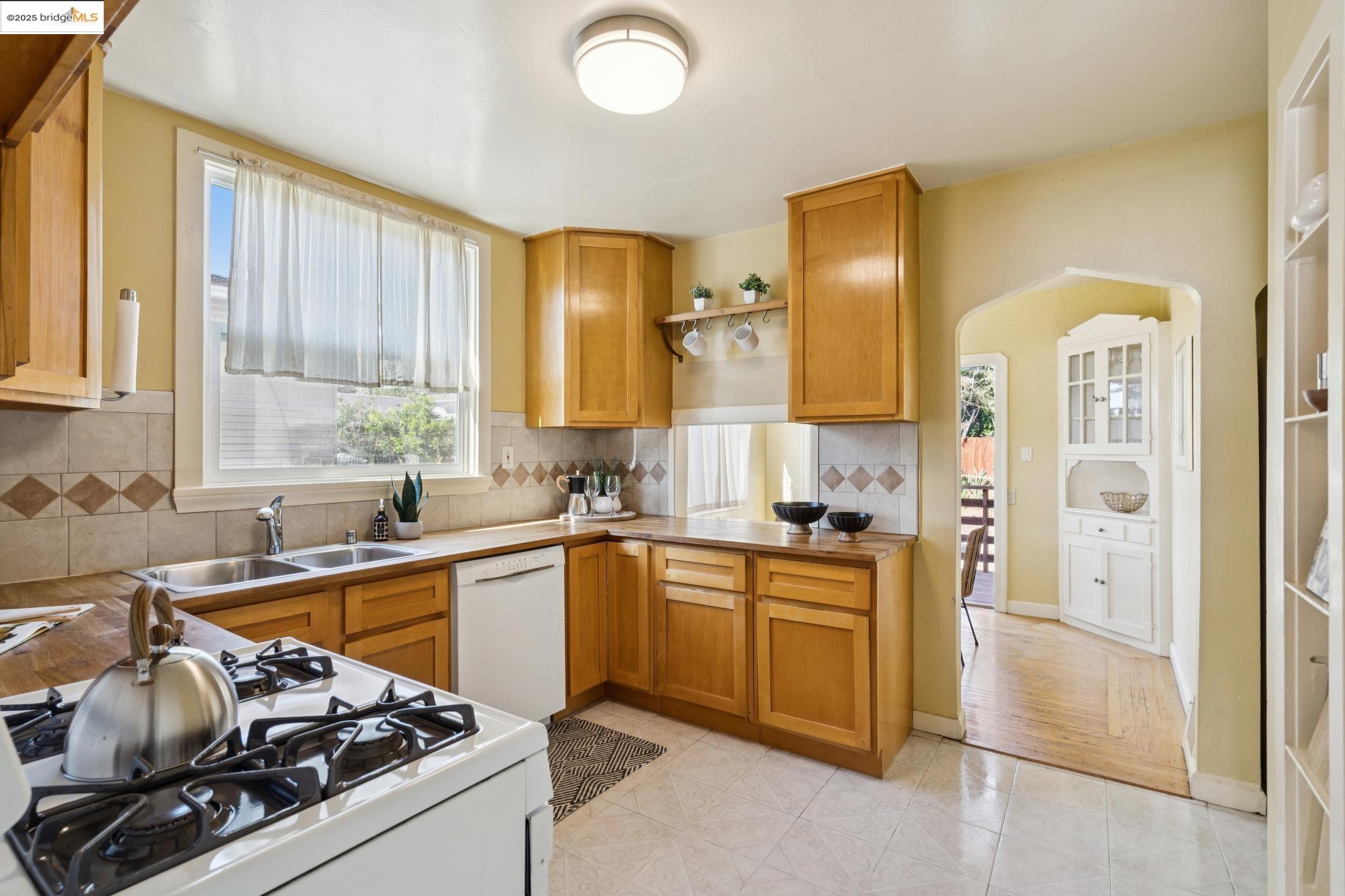 Detail Gallery Image 13 of 41 For 2821 25th Ave, Oakland,  CA 94601 - 3 Beds | 1 Baths