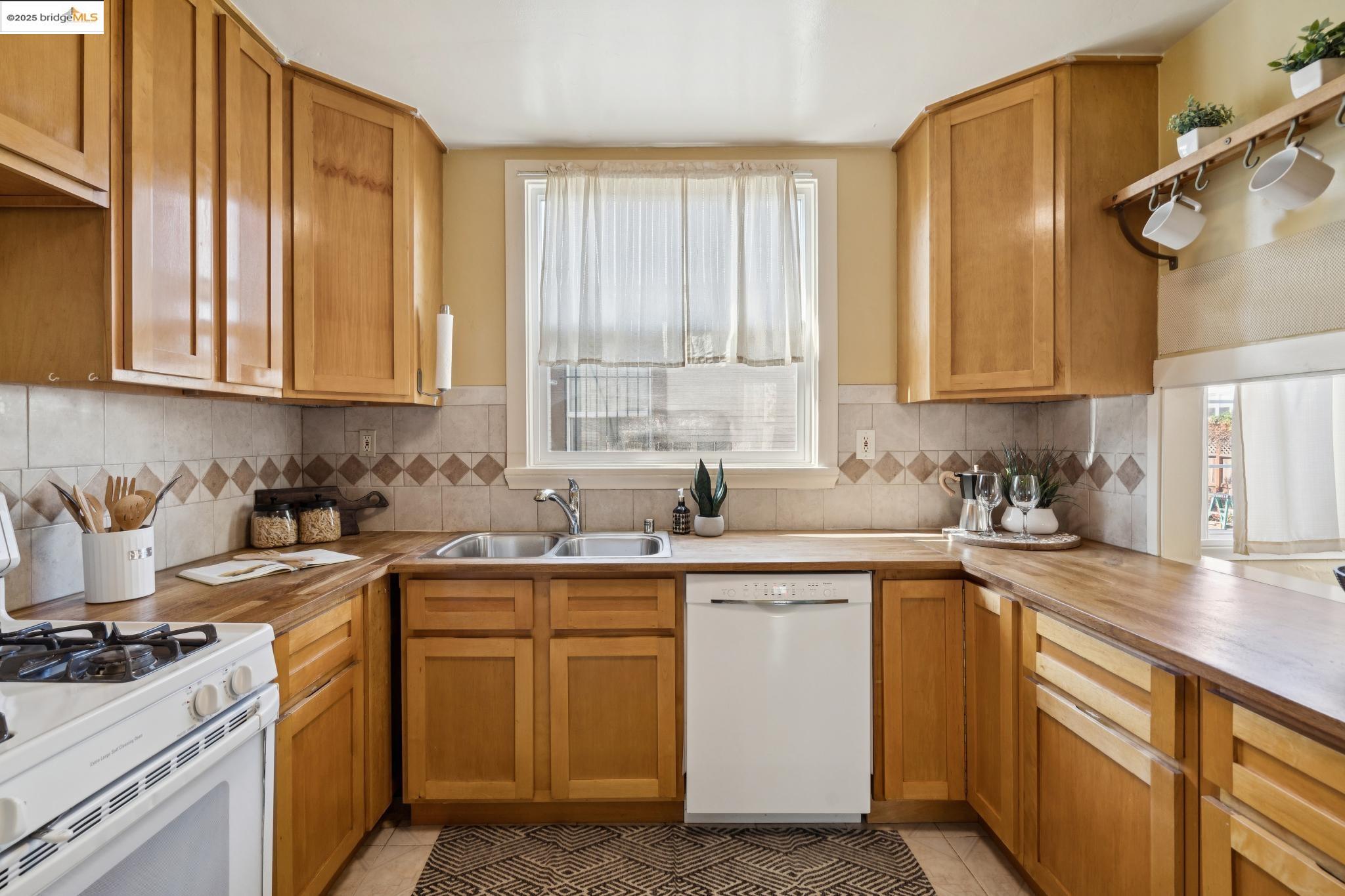 Detail Gallery Image 14 of 41 For 2821 25th Ave, Oakland,  CA 94601 - 3 Beds | 1 Baths