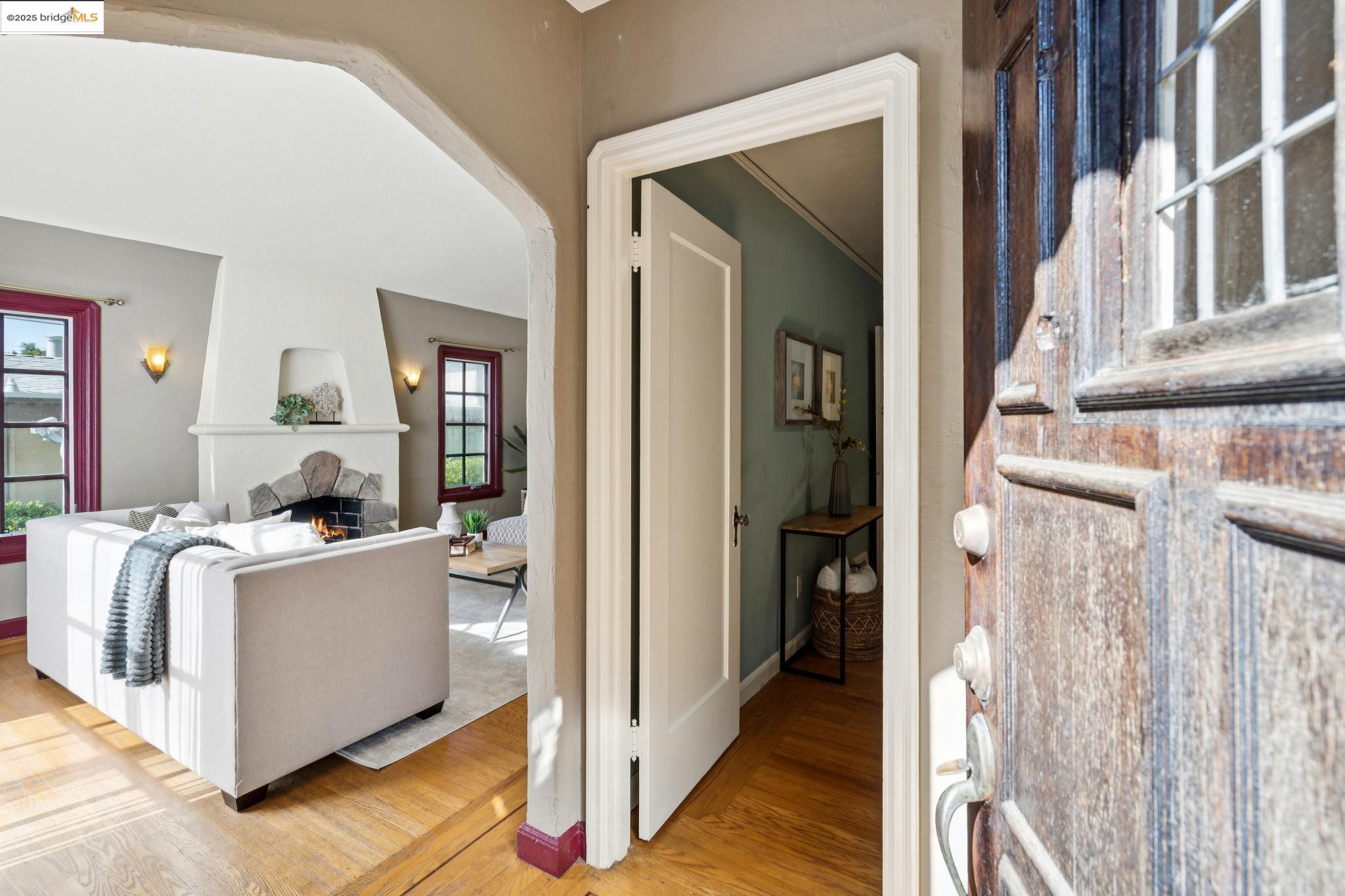 Detail Gallery Image 4 of 41 For 2821 25th Ave, Oakland,  CA 94601 - 3 Beds | 1 Baths