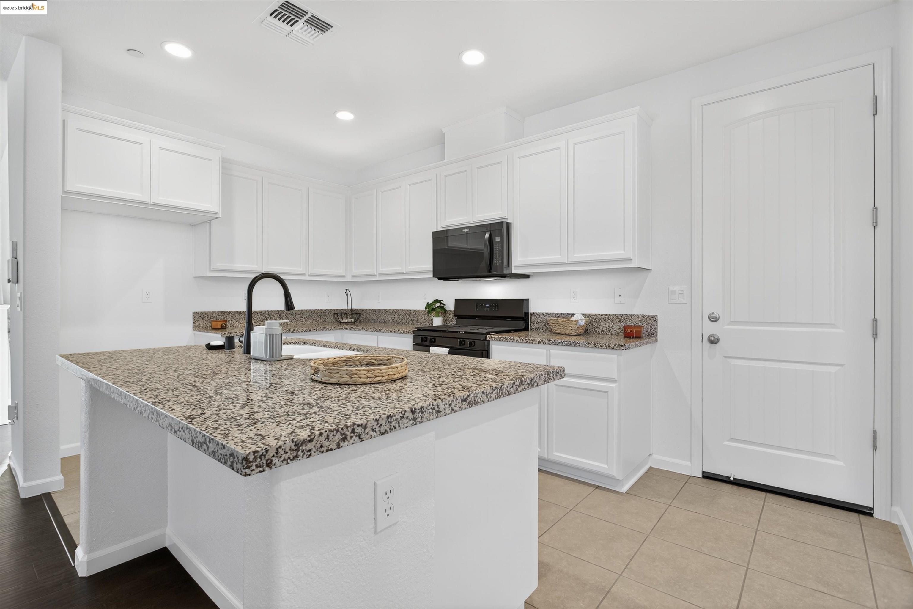 Detail Gallery Image 11 of 43 For 46 Belle Harbor Cir, Pittsburg,  CA 94565 - 4 Beds | 2/1 Baths