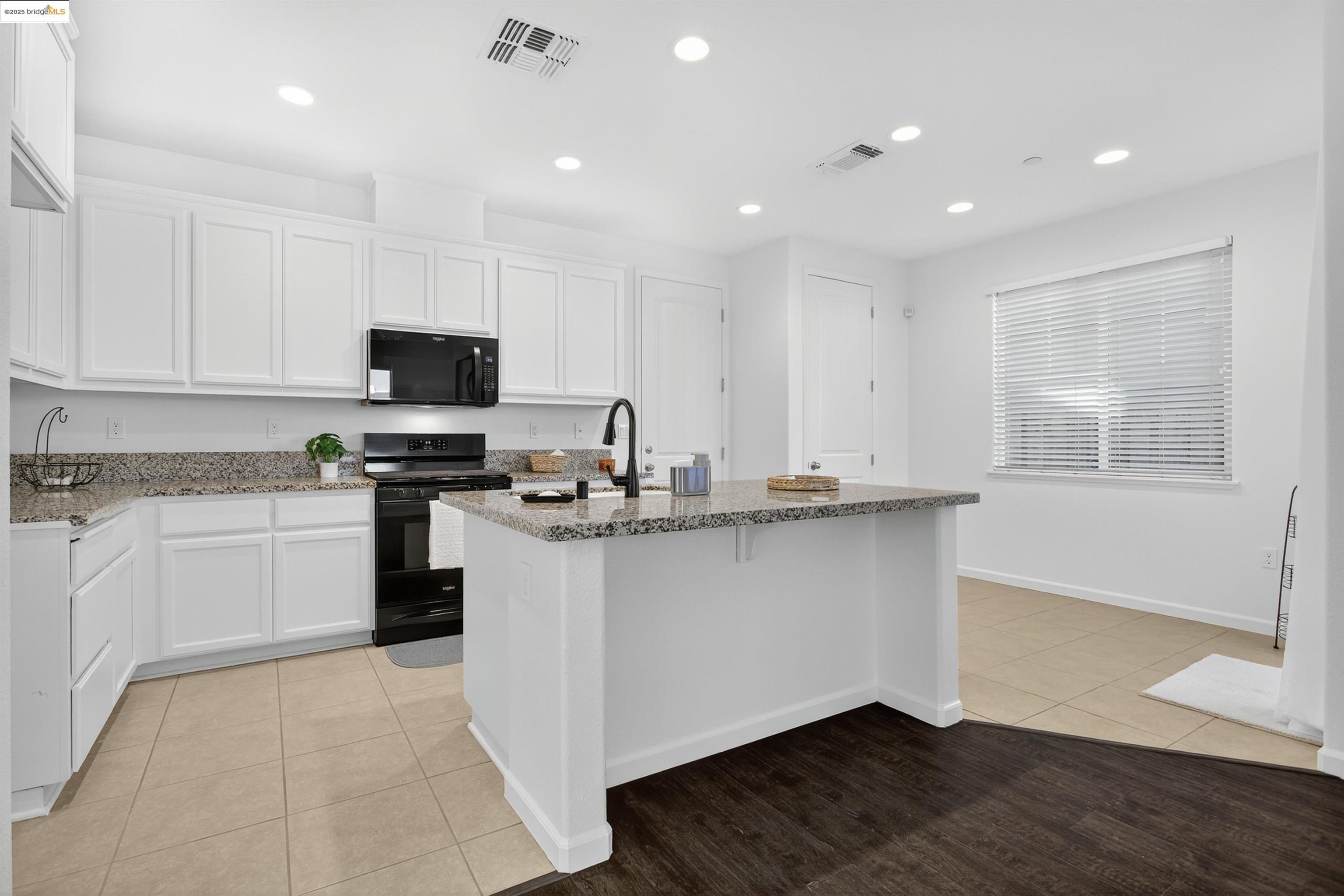 Detail Gallery Image 9 of 43 For 46 Belle Harbor Cir, Pittsburg,  CA 94565 - 4 Beds | 2/1 Baths