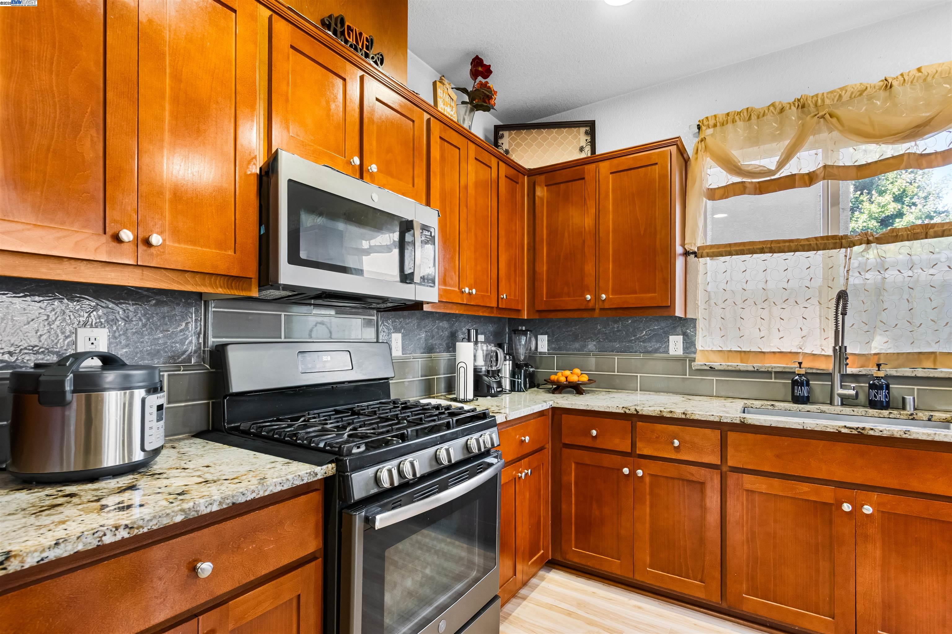 Detail Gallery Image 6 of 36 For 1482 Hearthsong Dr, Manteca,  CA 95337 - 3 Beds | 2/1 Baths