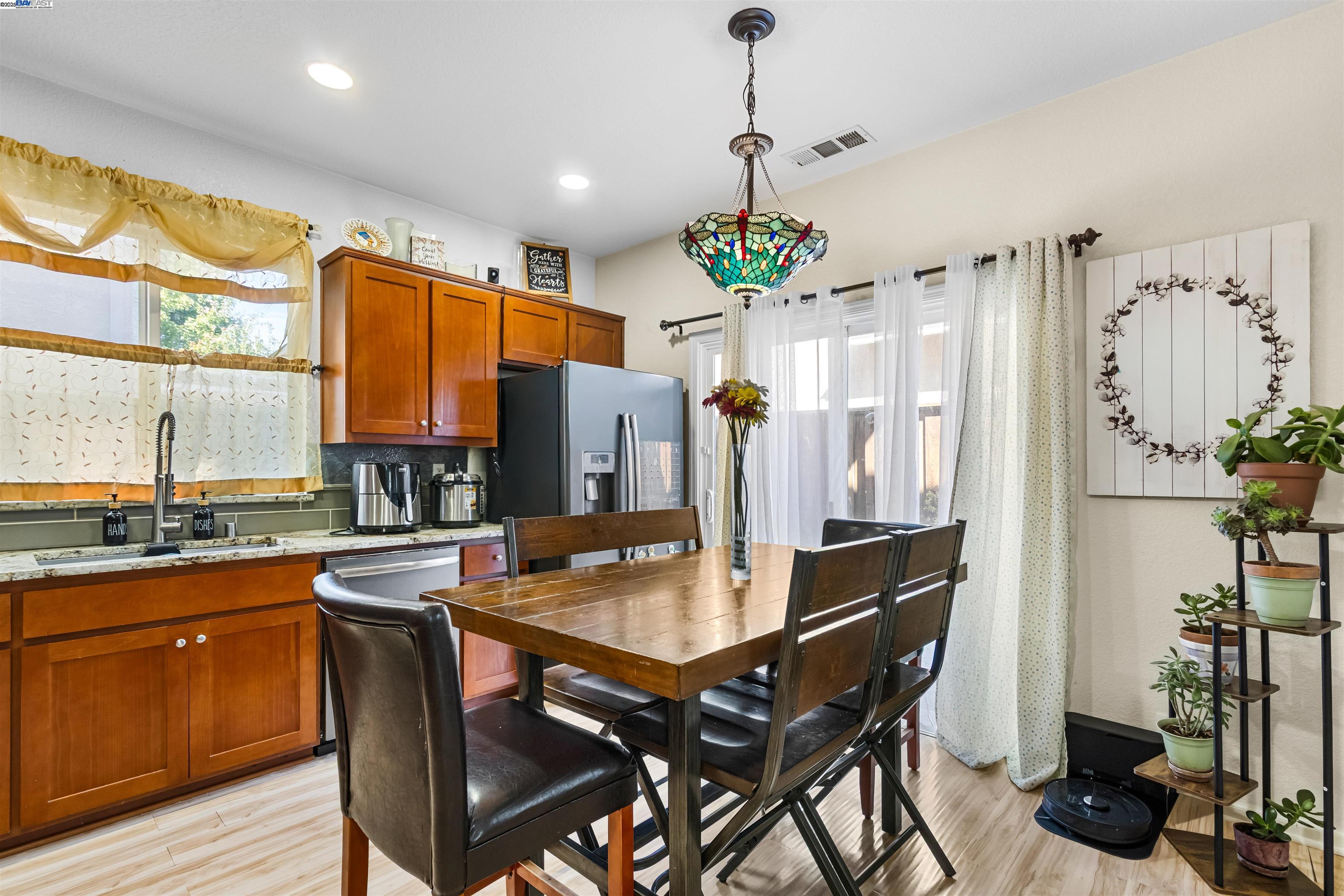 Detail Gallery Image 7 of 36 For 1482 Hearthsong Dr, Manteca,  CA 95337 - 3 Beds | 2/1 Baths