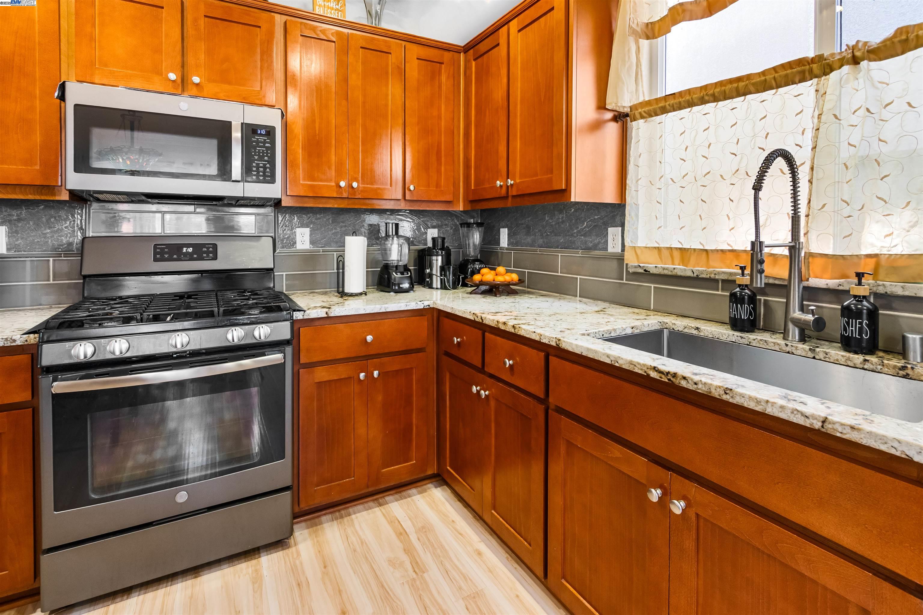 Detail Gallery Image 9 of 36 For 1482 Hearthsong Dr, Manteca,  CA 95337 - 3 Beds | 2/1 Baths