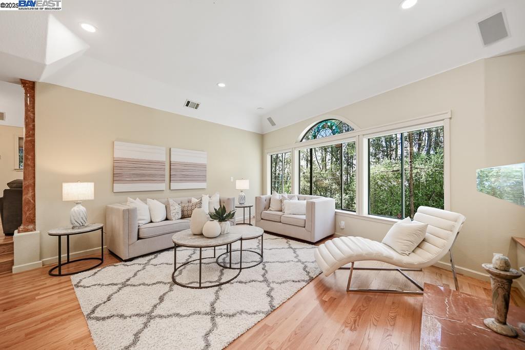 Detail Gallery Image 12 of 57 For 7716 Skyline Blvd, Oakland,  CA 94611 - 4 Beds | 4 Baths