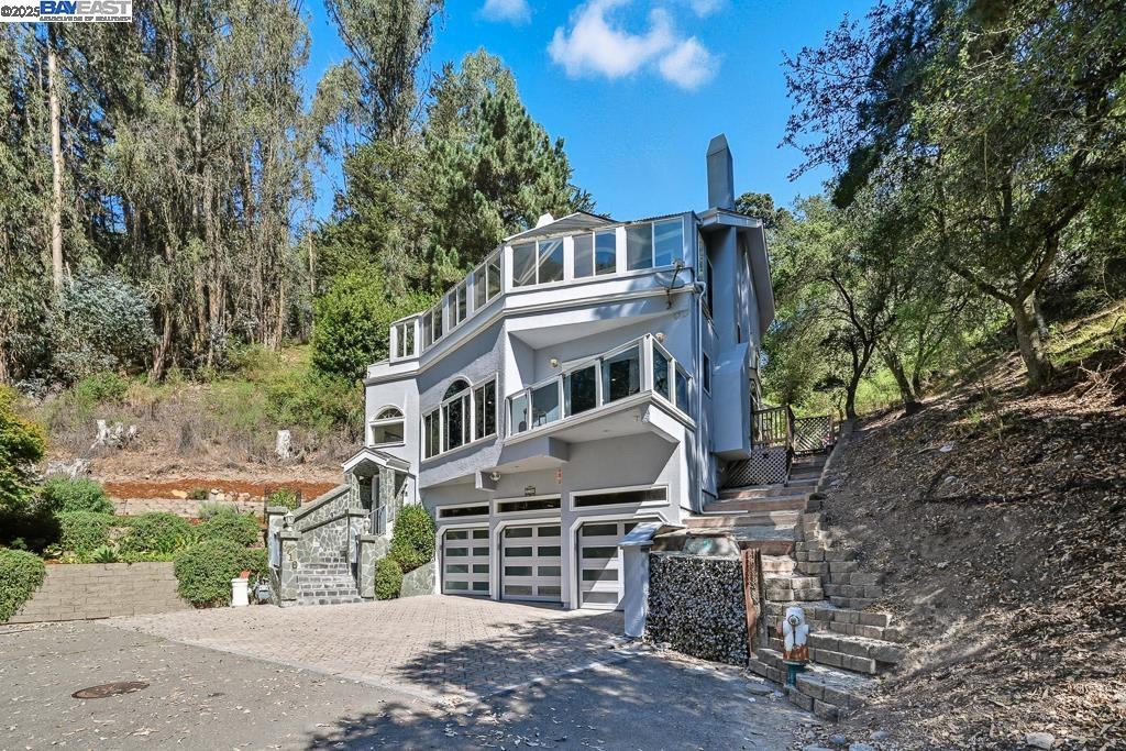 Detail Gallery Image 4 of 57 For 7716 Skyline Blvd, Oakland,  CA 94611 - 4 Beds | 4 Baths