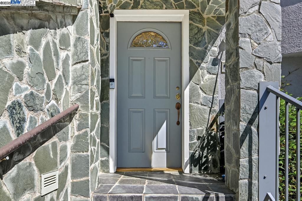 Detail Gallery Image 5 of 57 For 7716 Skyline Blvd, Oakland,  CA 94611 - 4 Beds | 4 Baths