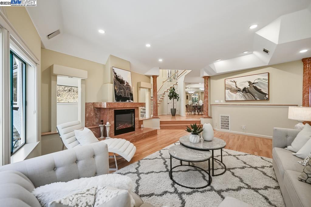 Detail Gallery Image 10 of 57 For 7716 Skyline Blvd, Oakland,  CA 94611 - 4 Beds | 4 Baths