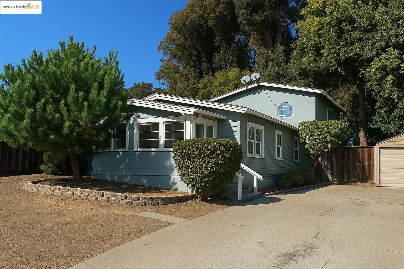 Detail Gallery Image 1 of 15 For 6440 Sunnymere, Oakland,  CA 94605 - 4 Beds | 3 Baths