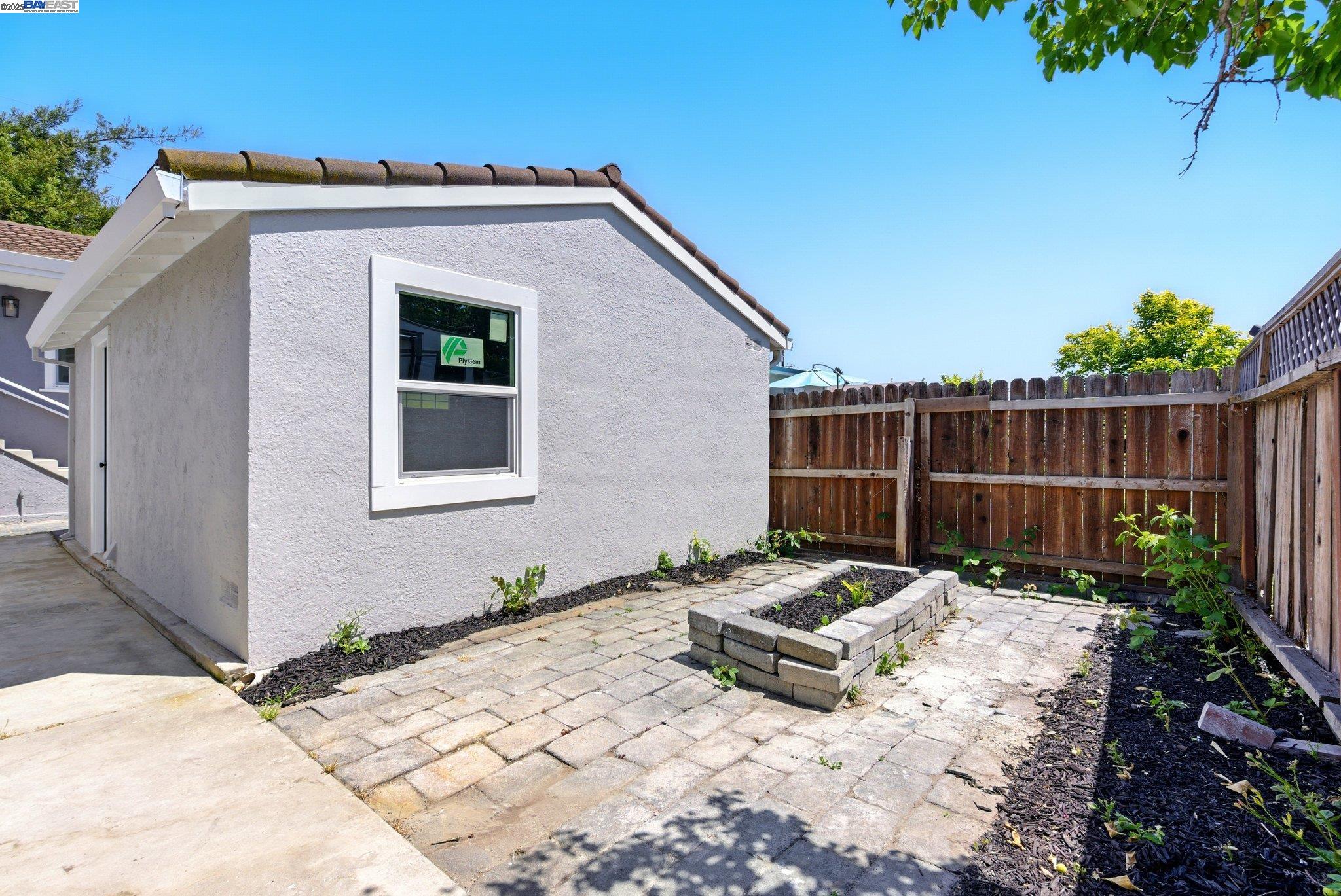 Detail Gallery Image 32 of 33 For 19157 Parsons Ave, Castro Valley,  CA 94546 - 3 Beds | 3 Baths