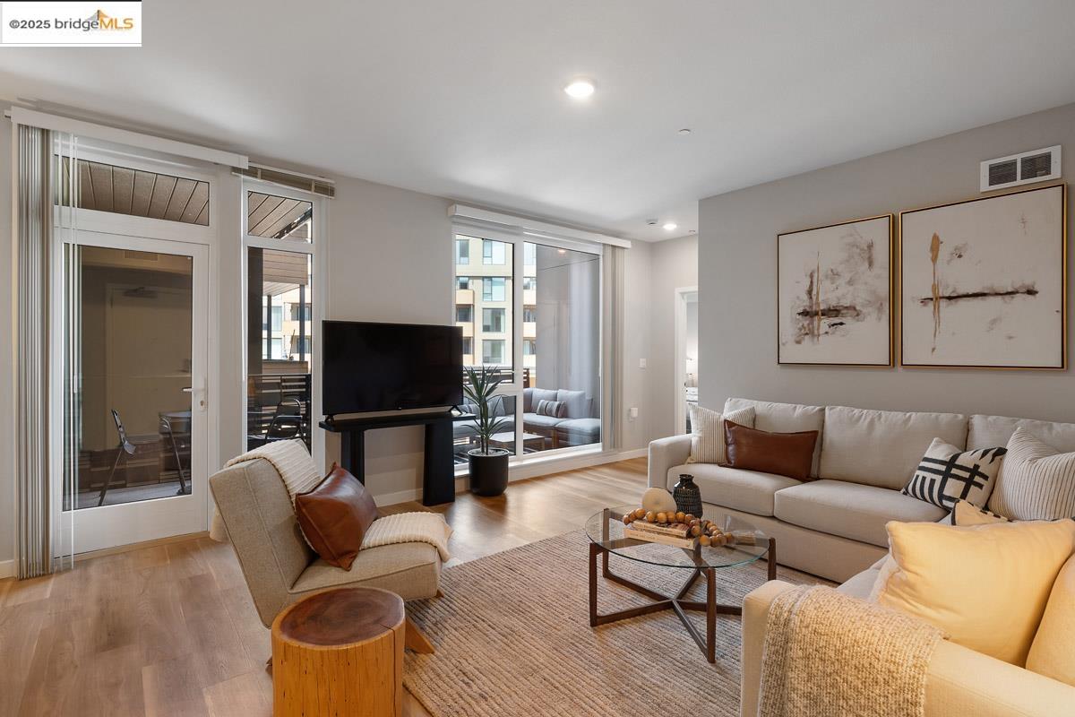 Detail Gallery Image 2 of 48 For 260 Brooklyn Basin Way #417,  Oakland,  CA 94606 - 2 Beds | 2 Baths