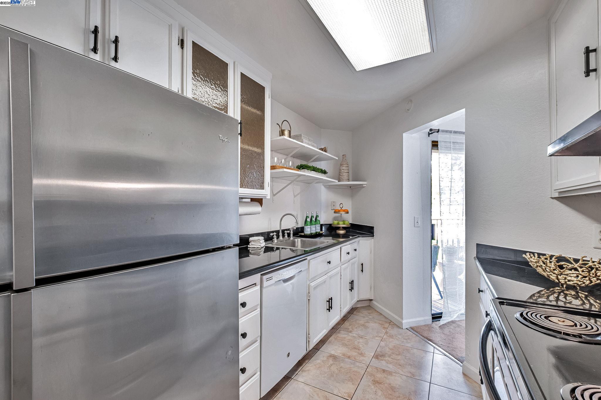 Detail Gallery Image 8 of 31 For 1960 Barrymore Common #K,  Fremont,  CA 94538 - 2 Beds | 1 Baths