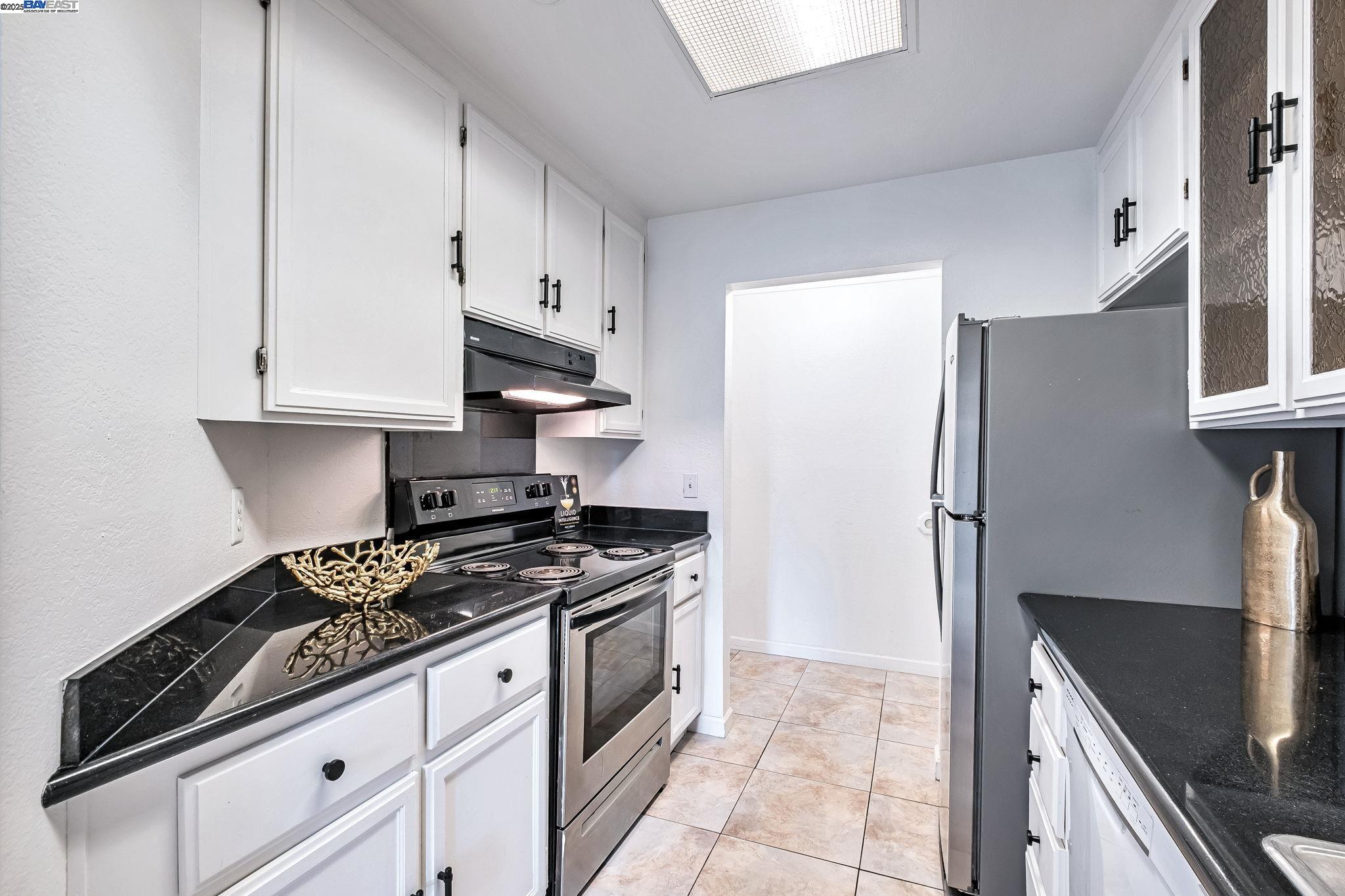 Detail Gallery Image 10 of 31 For 1960 Barrymore Common #K,  Fremont,  CA 94538 - 2 Beds | 1 Baths