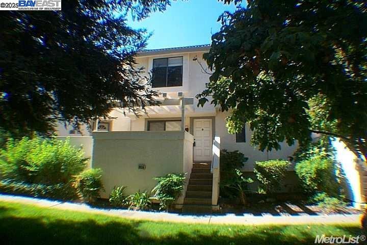 Detail Gallery Image 2 of 10 For 3036 Swallows Nest Drive, Sacramento,  CA 95833 - 2 Beds | 1/2 Baths