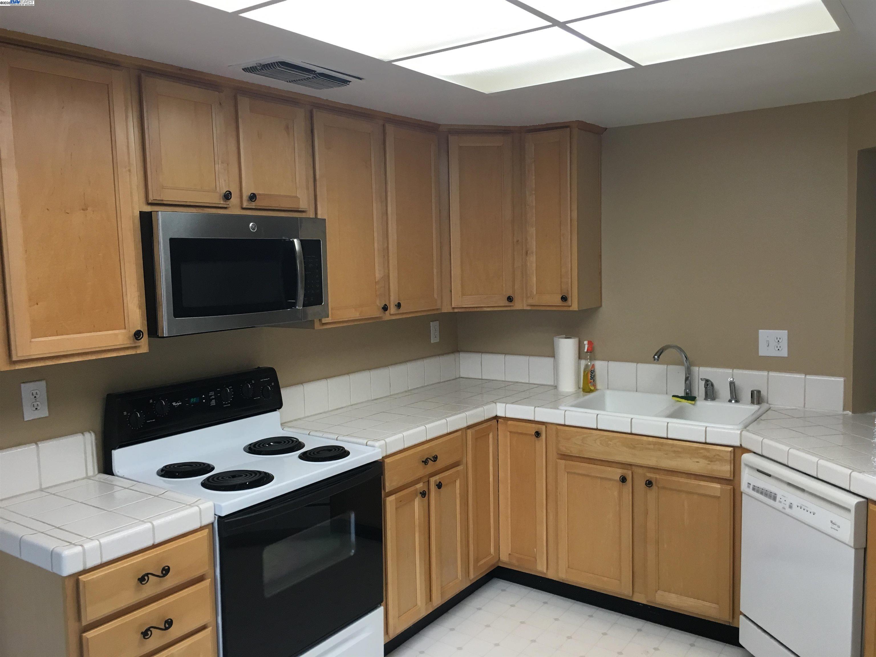 Detail Gallery Image 6 of 10 For 3036 Swallows Nest Drive, Sacramento,  CA 95833 - 2 Beds | 1/2 Baths