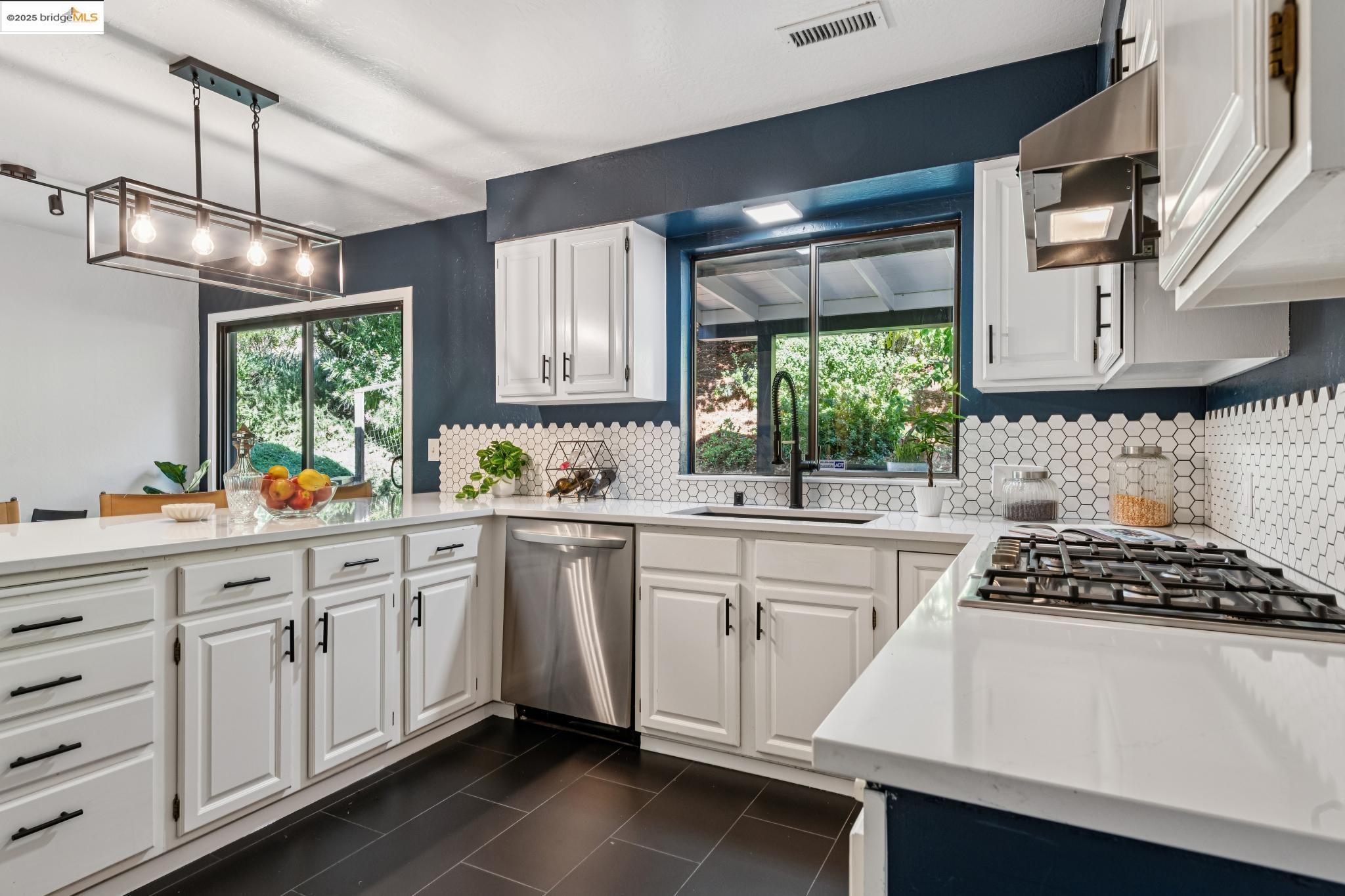 Detail Gallery Image 15 of 46 For 261 Benham, Martinez,  CA 94553 - 3 Beds | 3 Baths