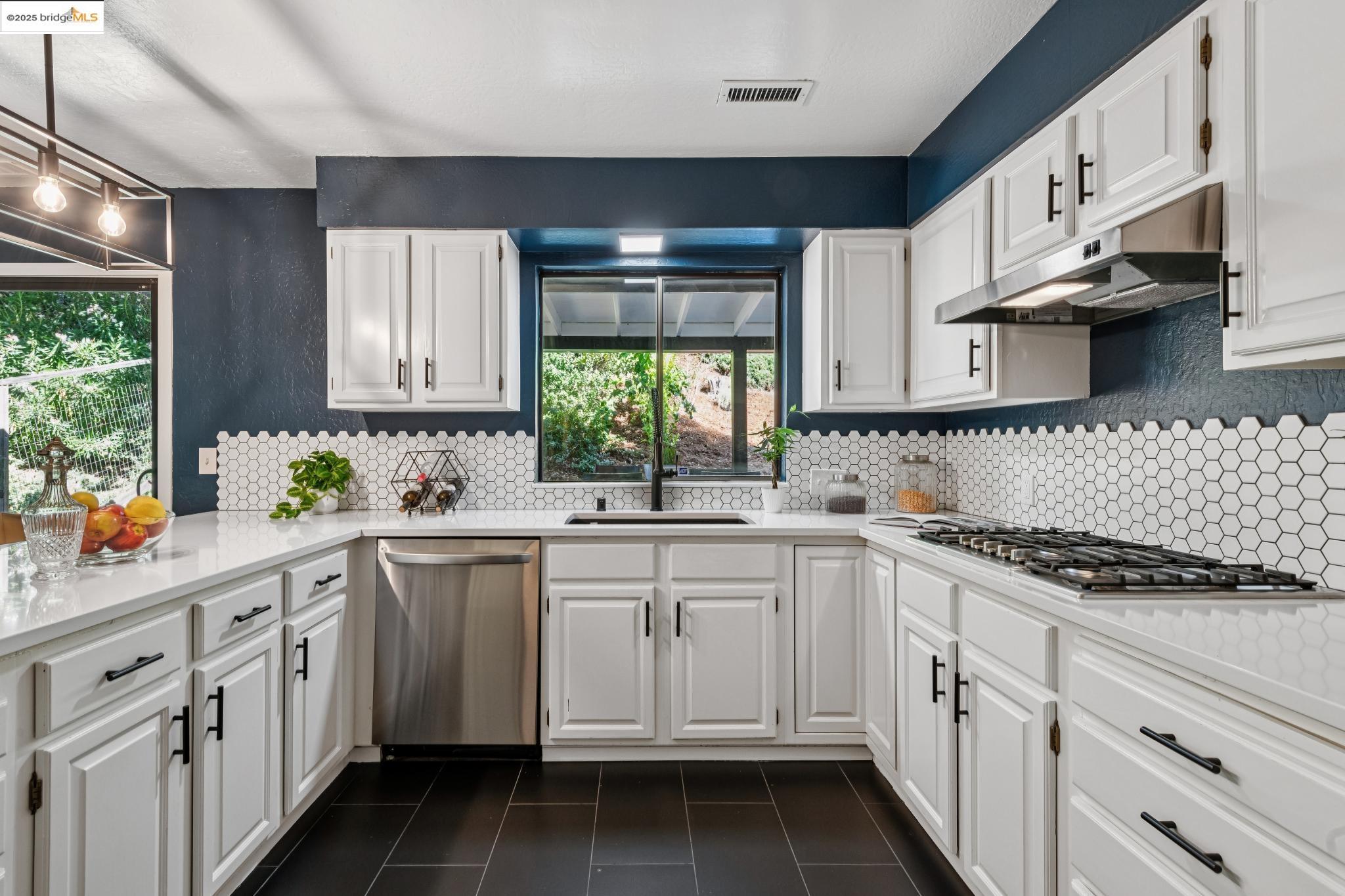 Detail Gallery Image 17 of 46 For 261 Benham, Martinez,  CA 94553 - 3 Beds | 3 Baths
