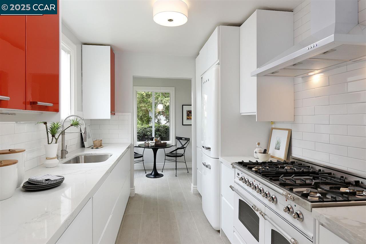Detail Gallery Image 3 of 41 For 715 Buchanan St, Albany,  CA 94706 - 2 Beds | 1 Baths