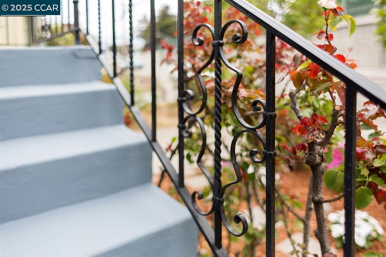 Detail Gallery Image 5 of 41 For 715 Buchanan St, Albany,  CA 94706 - 2 Beds | 1 Baths