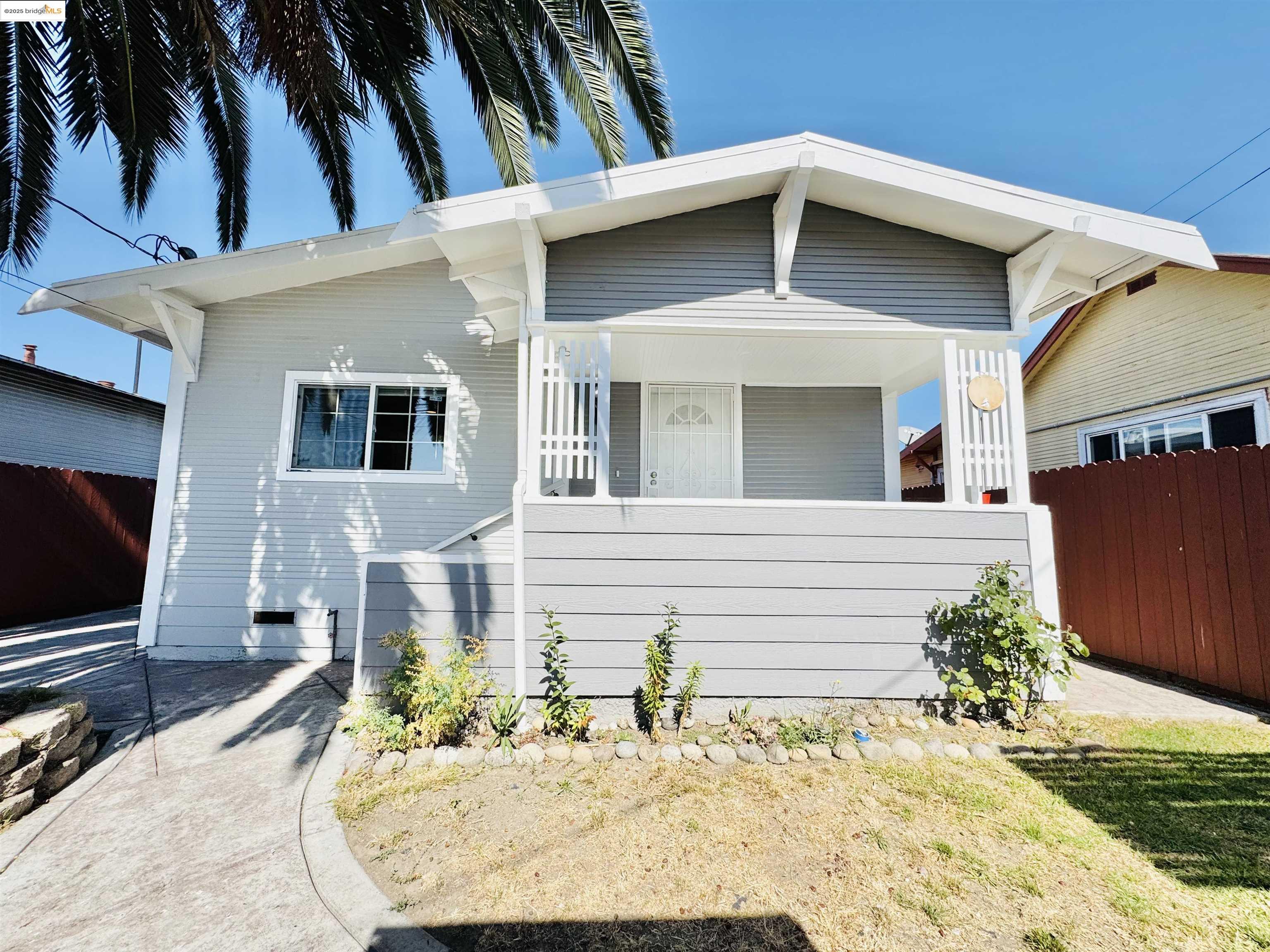 Detail Gallery Image 1 of 17 For 1321 60th Ave, Oakland,  CA 94621 - 3 Beds | 2 Baths