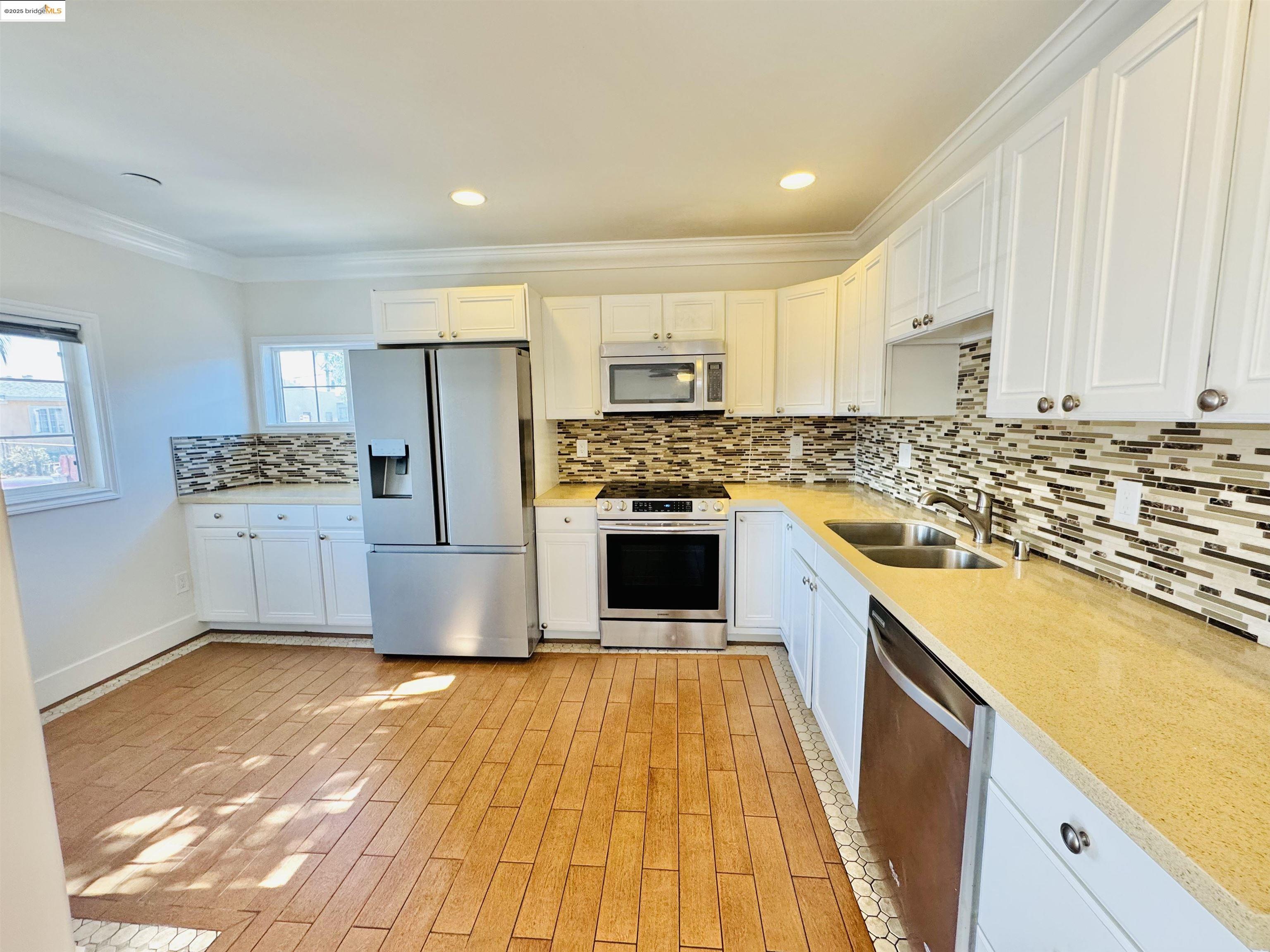 Detail Gallery Image 3 of 17 For 1321 60th Ave, Oakland,  CA 94621 - 3 Beds | 2 Baths