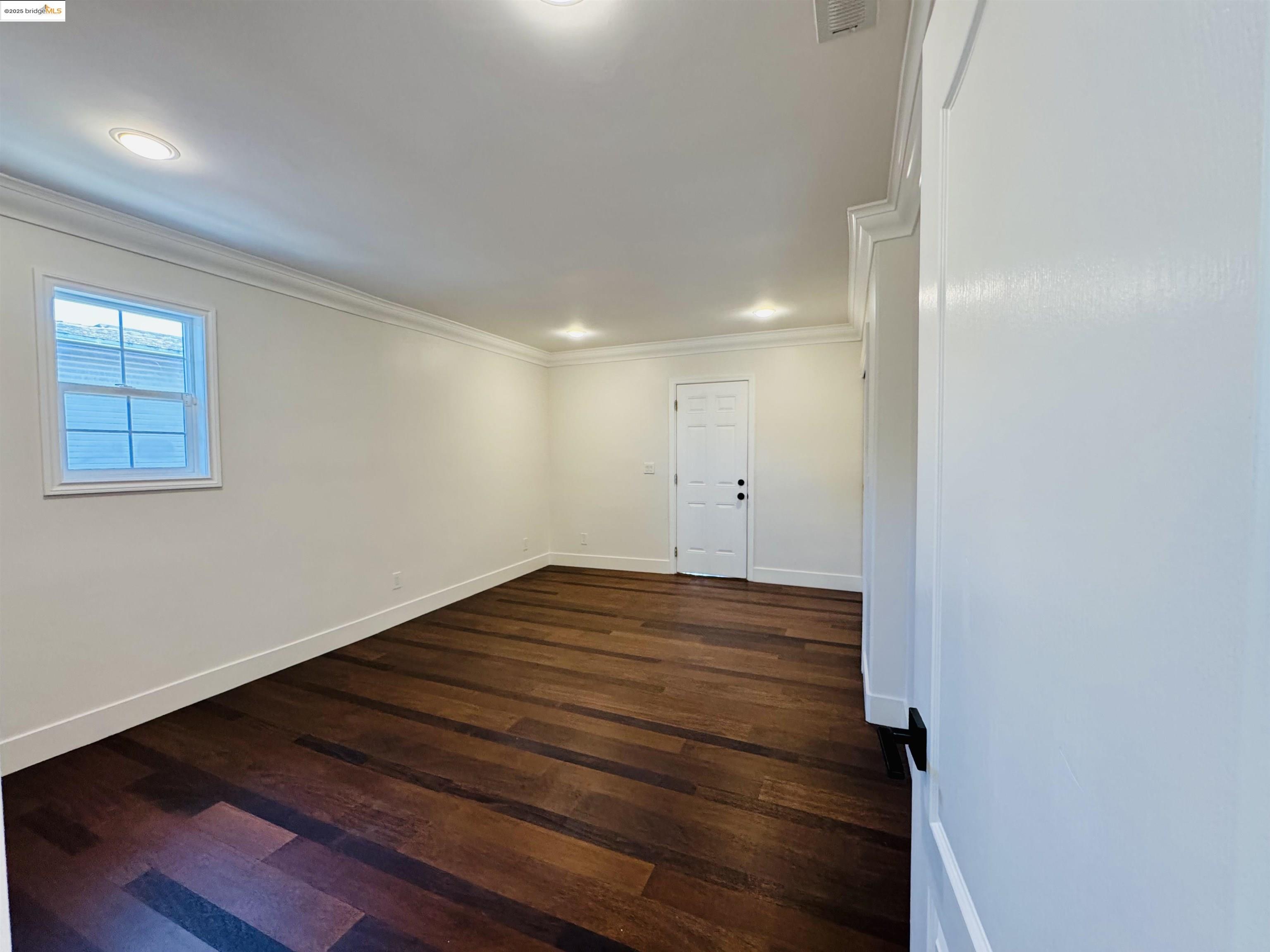 Detail Gallery Image 7 of 17 For 1321 60th Ave, Oakland,  CA 94621 - 3 Beds | 2 Baths
