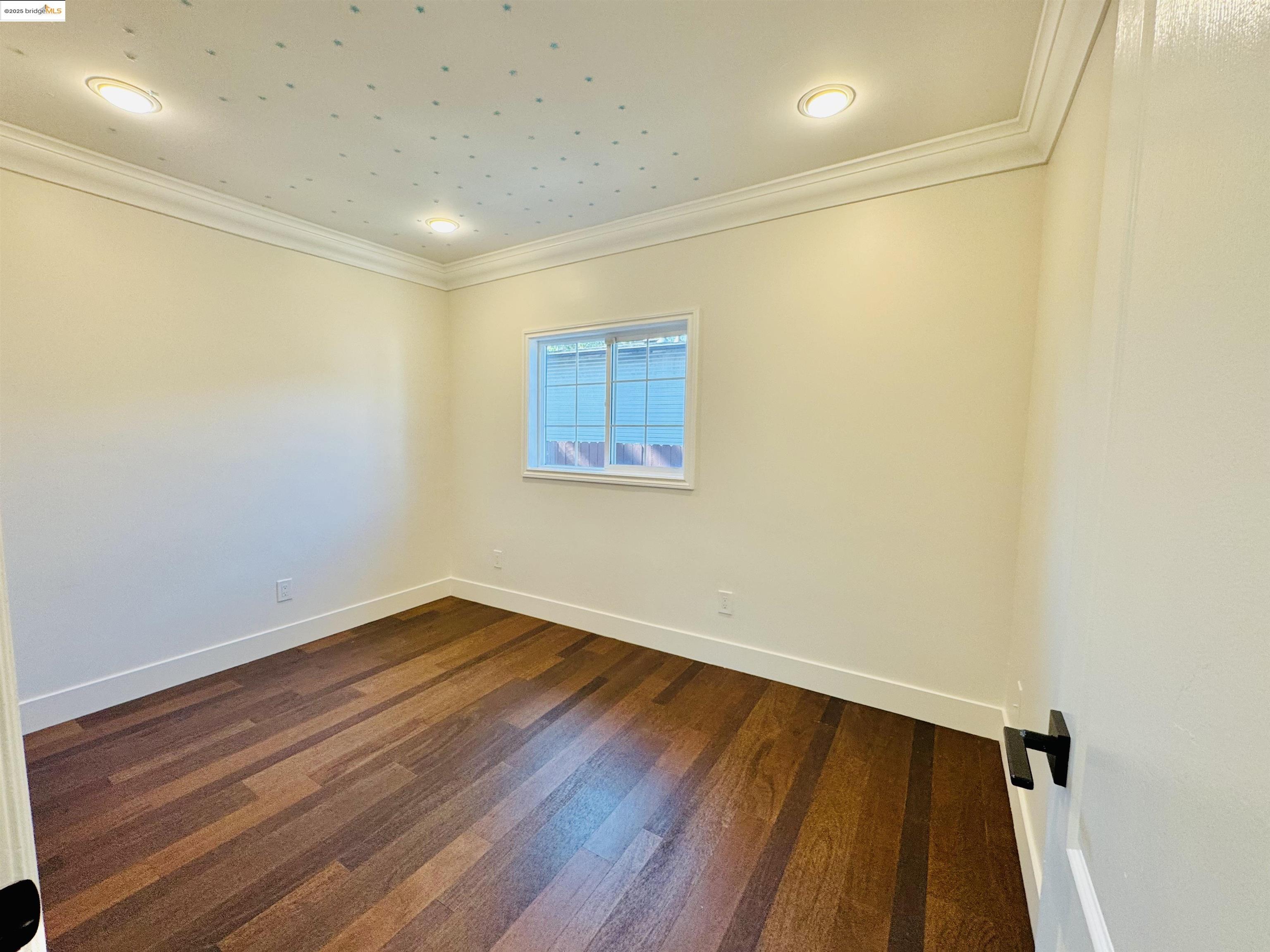 Detail Gallery Image 9 of 17 For 1321 60th Ave, Oakland,  CA 94621 - 3 Beds | 2 Baths