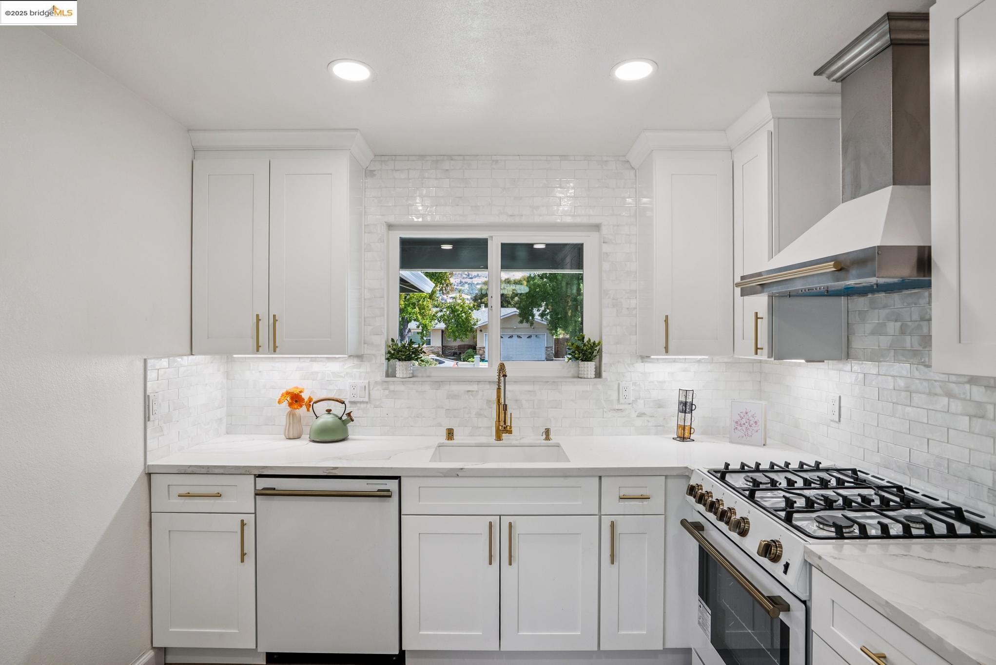 Detail Gallery Image 12 of 35 For 2689 Vista Verde Dr, San Jose,  CA 95148 - 3 Beds | 2 Baths