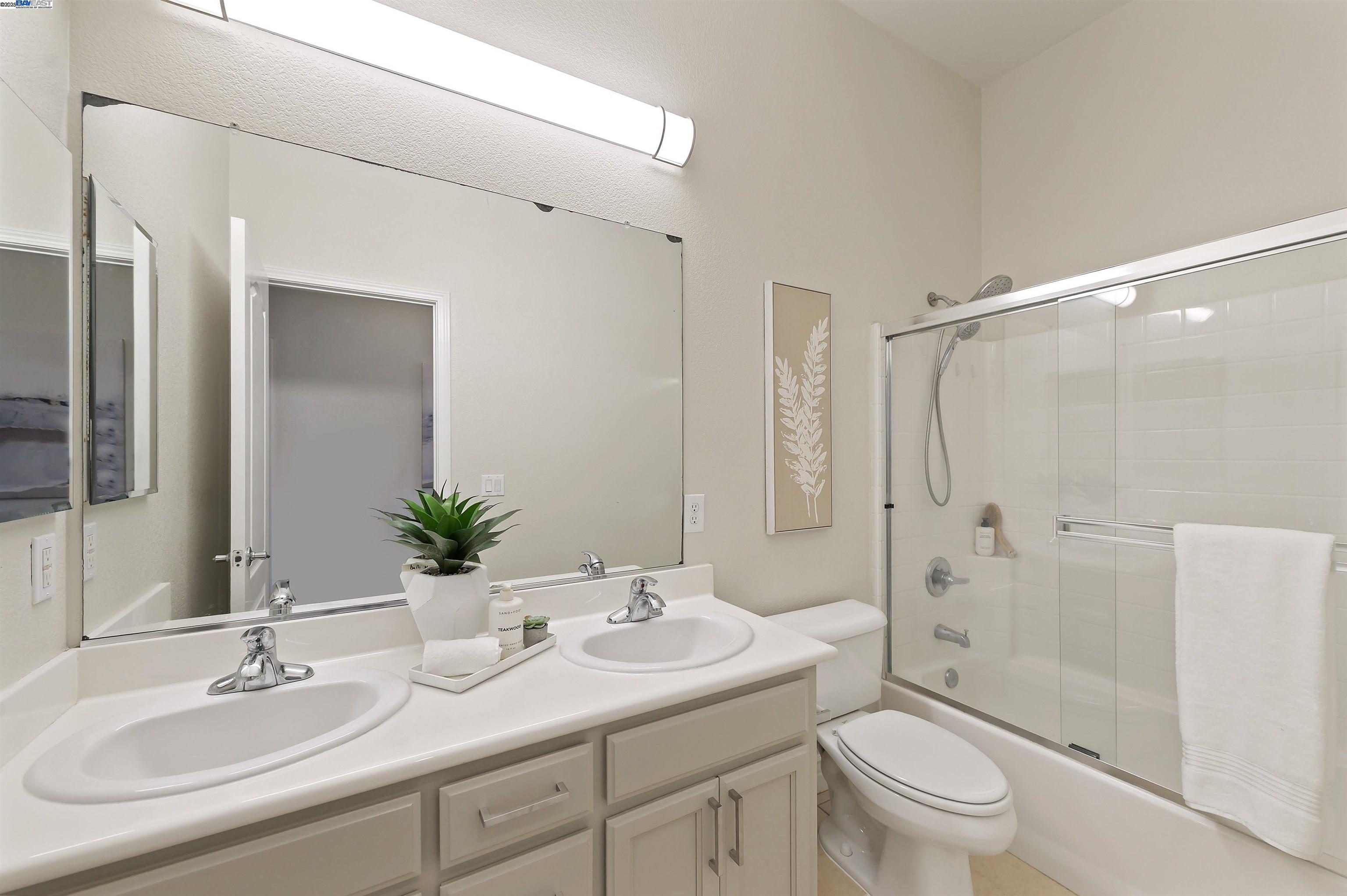 Detail Gallery Image 16 of 27 For 725 Central Ave, Livermore,  CA 94551 - 4 Beds | 2/1 Baths