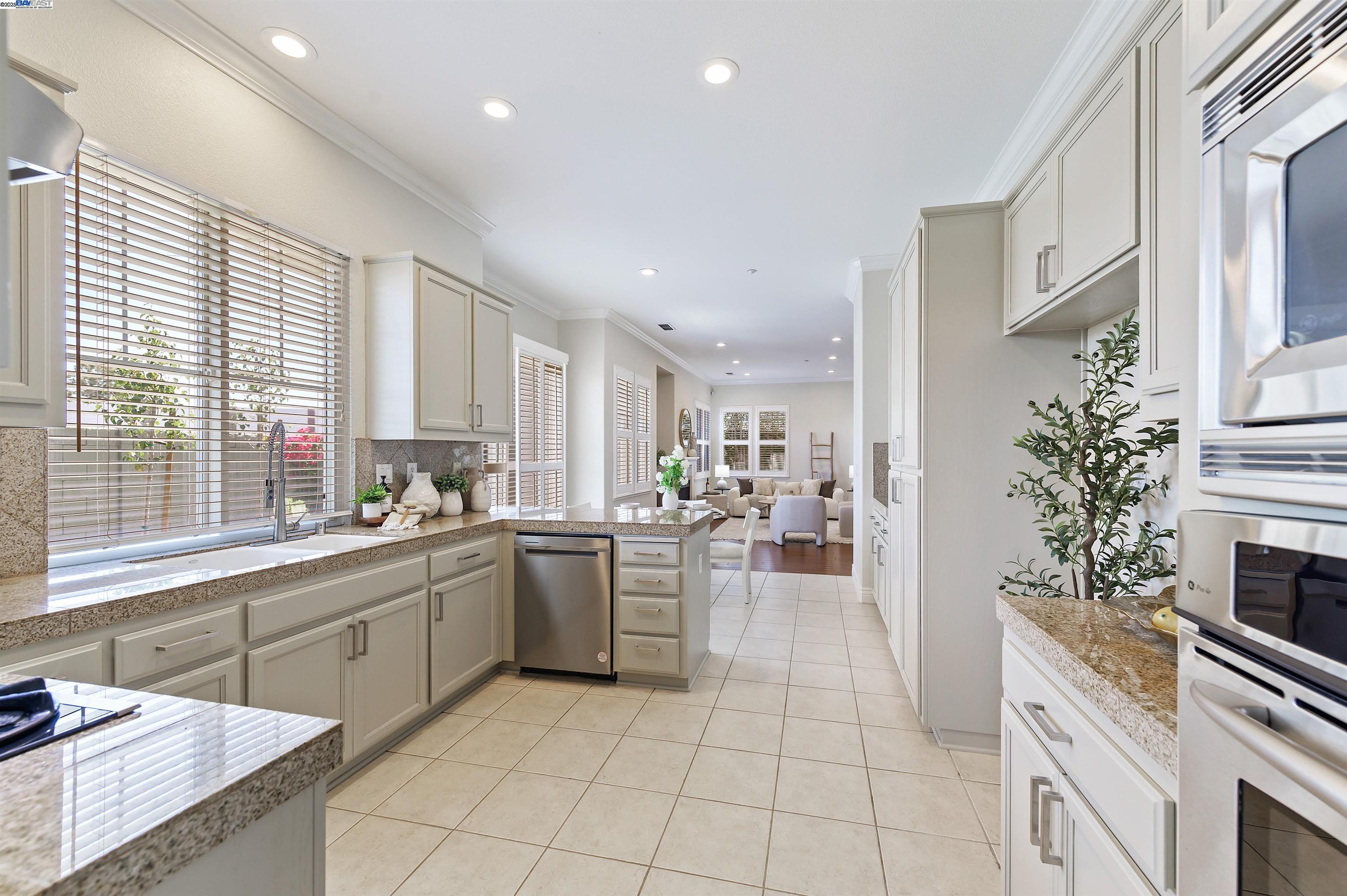 Detail Gallery Image 4 of 27 For 725 Central Ave, Livermore,  CA 94551 - 4 Beds | 2/1 Baths