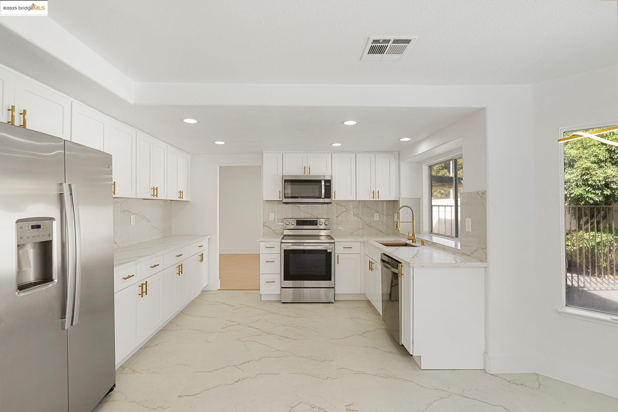 Detail Gallery Image 12 of 59 For 3412 Shogoro Ln, Stockton,  CA 95206 - 4 Beds | 2/1 Baths