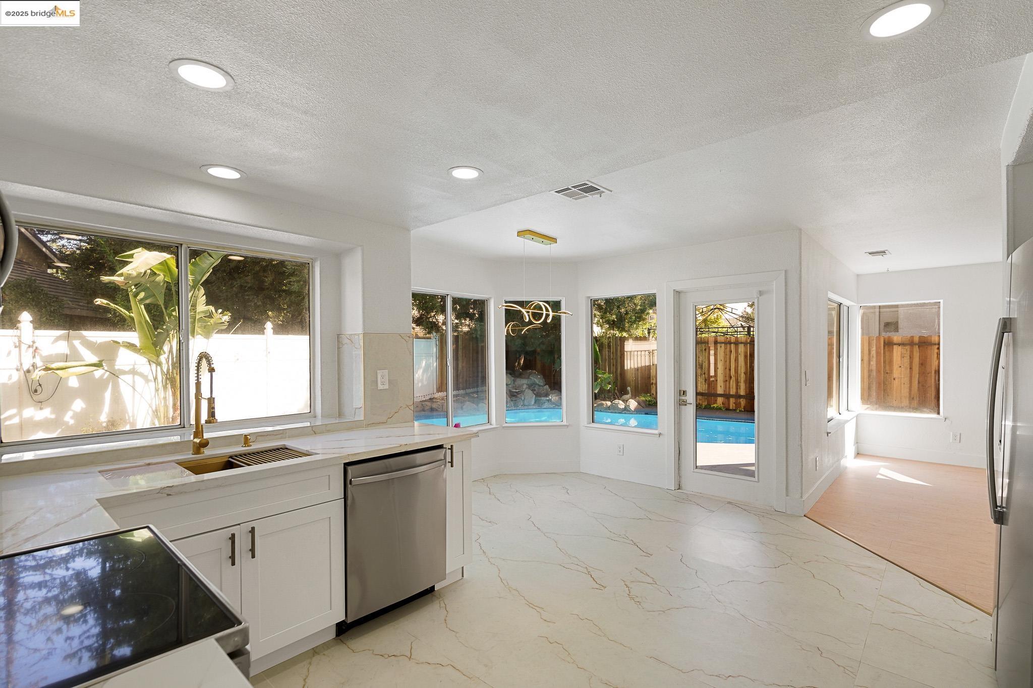 Detail Gallery Image 6 of 59 For 3412 Shogoro Ln, Stockton,  CA 95206 - 4 Beds | 2/1 Baths