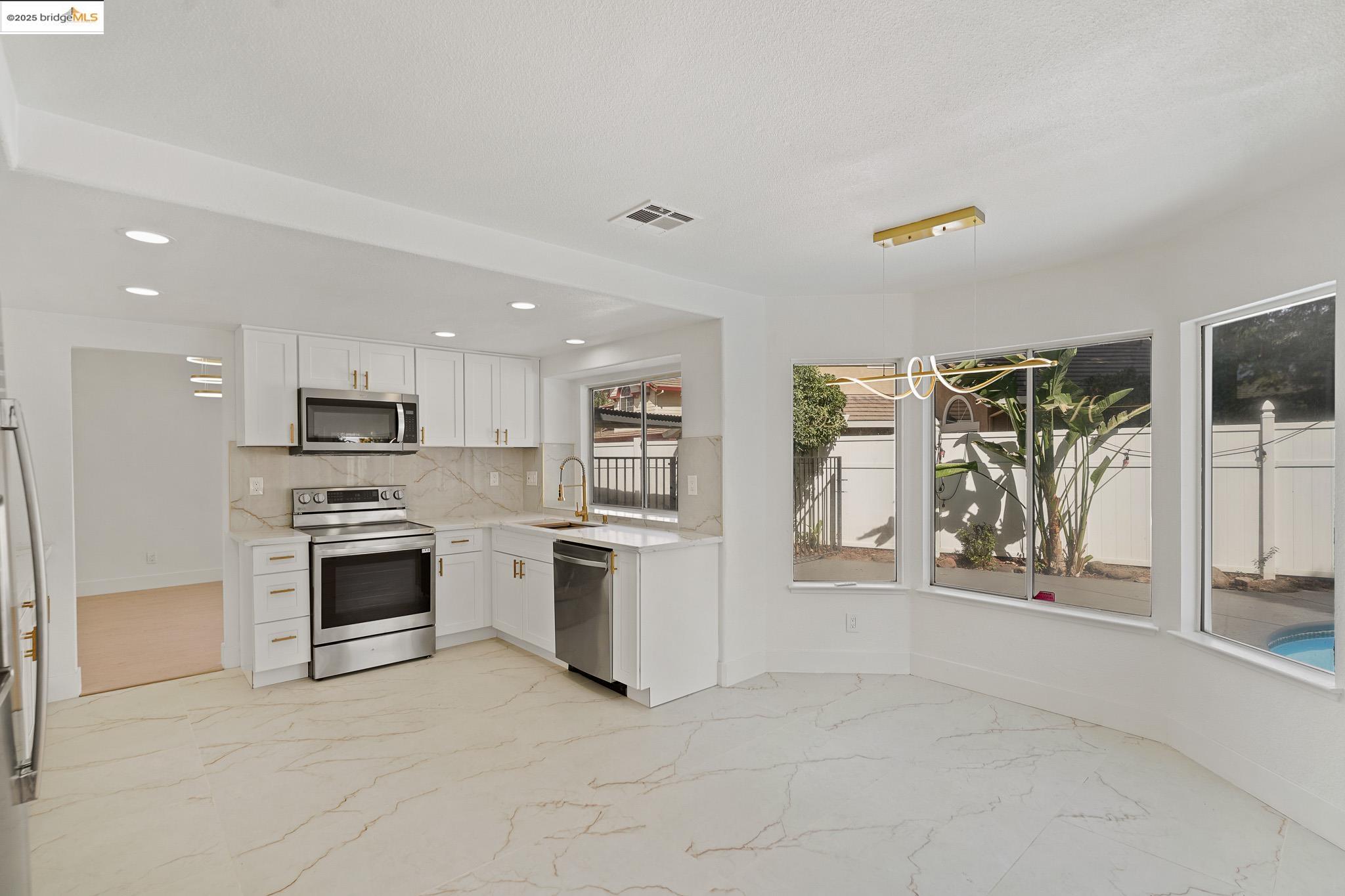 Detail Gallery Image 9 of 59 For 3412 Shogoro Ln, Stockton,  CA 95206 - 4 Beds | 2/1 Baths