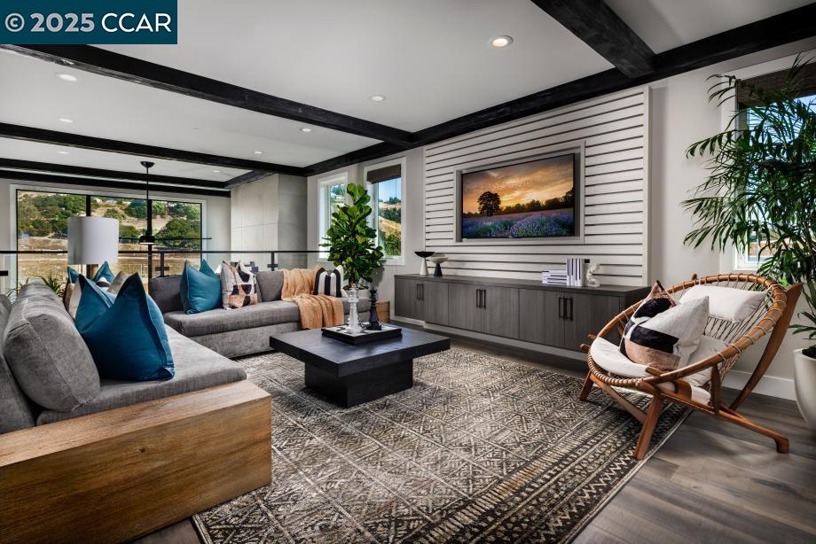 Detail Gallery Image 6 of 8 For 18261 Corte Agustin, Morgan Hill,  CA 95037 - 5 Beds | 5/1 Baths