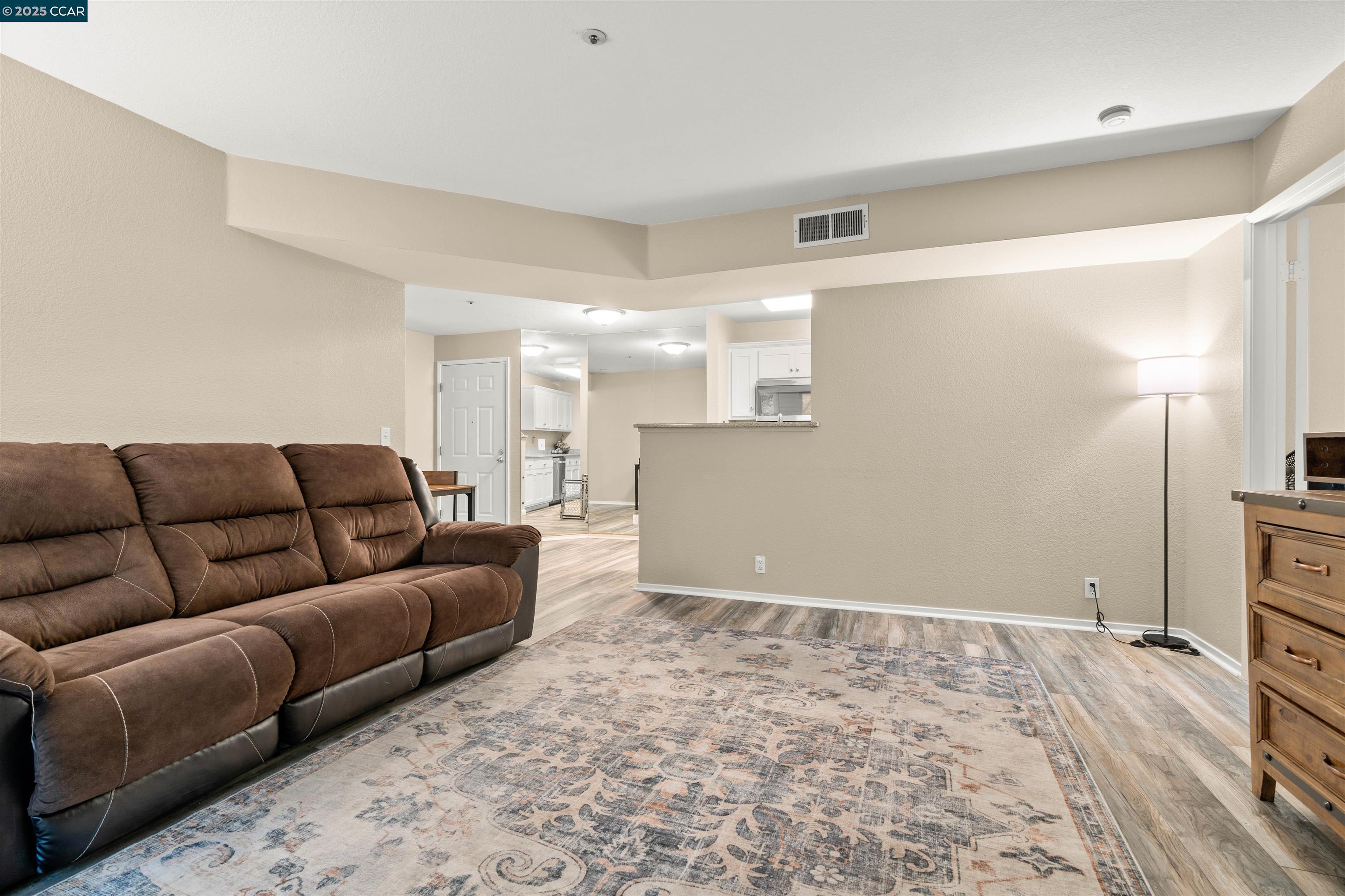 Photo #4: 41112153 Listing: Photo #4