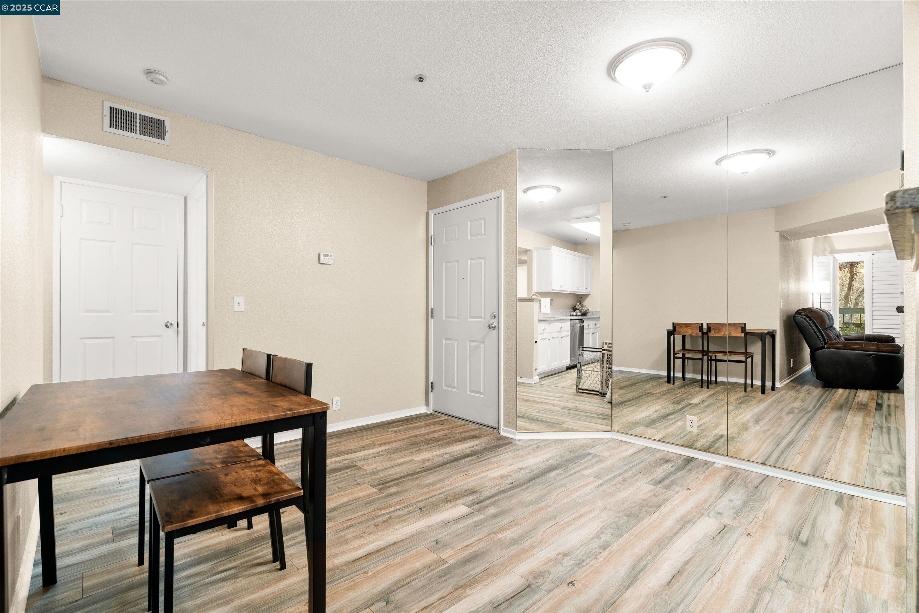 Photo #5: 41112153 Listing: Photo #5