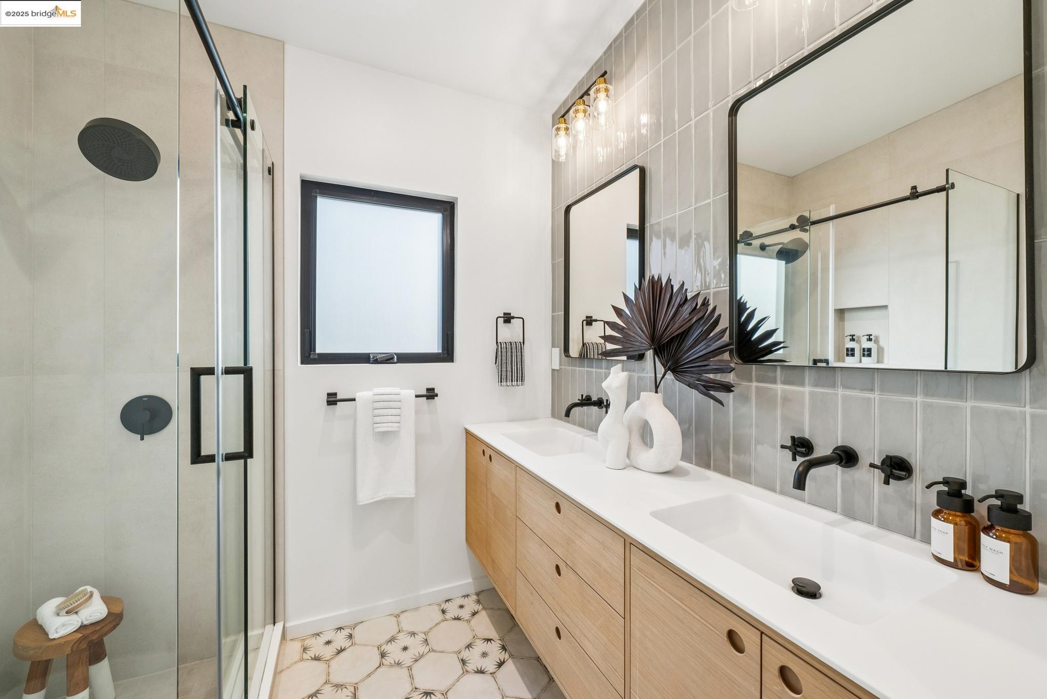 Detail Gallery Image 16 of 52 For 4616 Elmwood Rd, El Sobrante,  CA 94803 - 3 Beds | 2 Baths