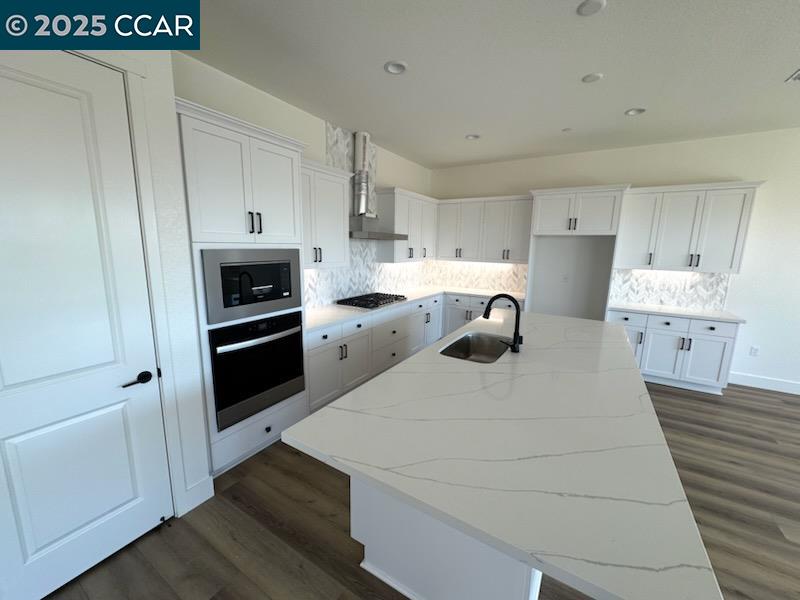 Detail Gallery Image 4 of 12 For 17549 Bushwick Lane, Lathrop,  CA 95330 - 5 Beds | 3 Baths