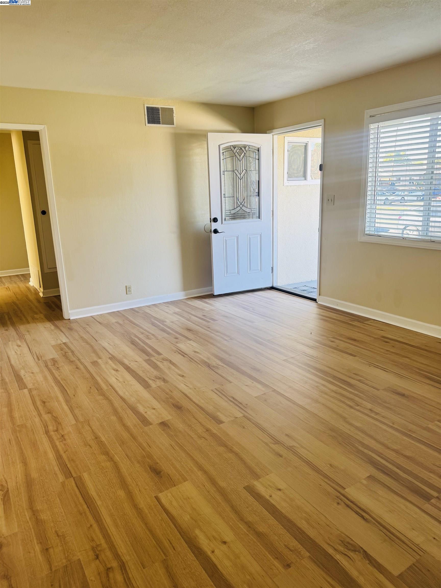 Detail Gallery Image 3 of 27 For 8320 Davona Dr, Dublin,  CA 94568 - 3 Beds | 2 Baths